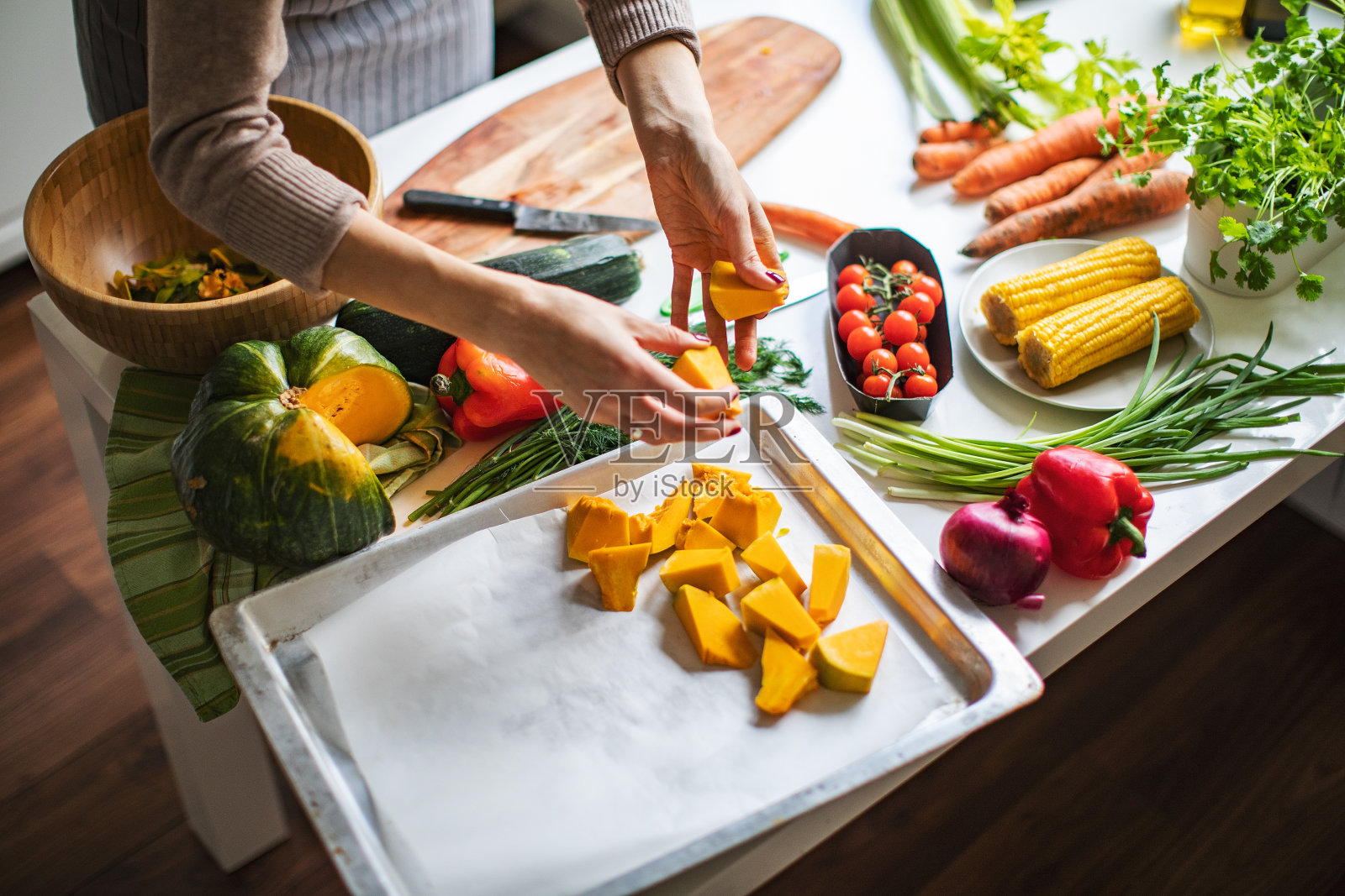 年轻的成年妇女烹饪健康的素食照片摄影图片