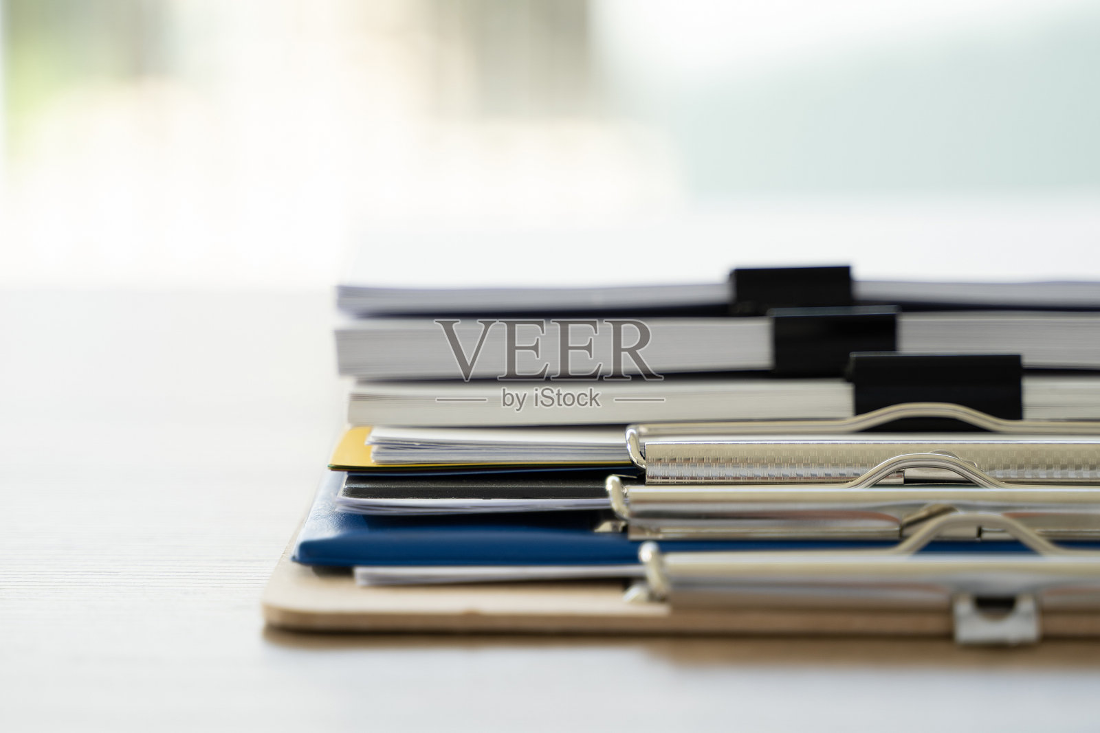 商务人员办公室雇员与文件的工作合同成堆的文件、文件和法律照片摄影图片