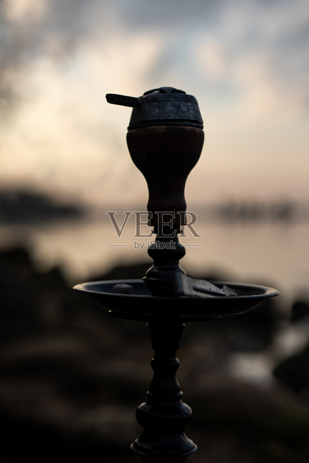 自然风光背景下的水烟照片摄影图片