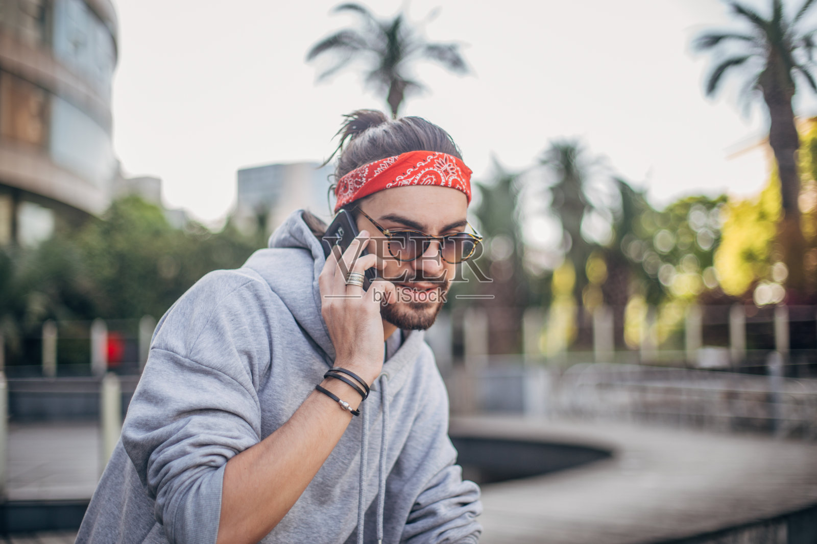 戴着头巾打电话的嬉皮士照片摄影图片