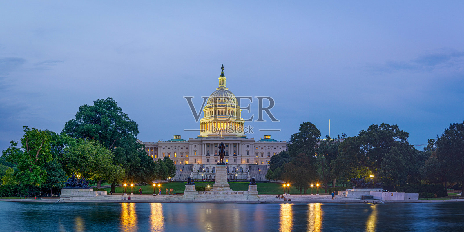 暮色中的美国国会大厦全景照片摄影图片