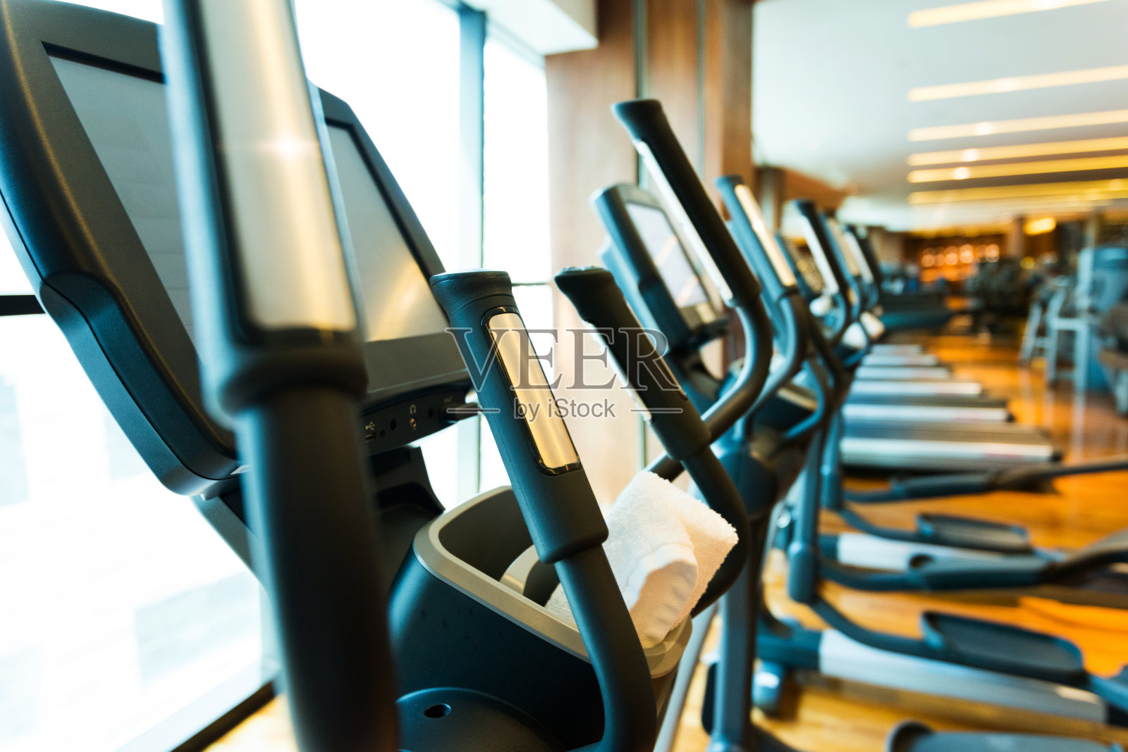 现代健身房里的一排健身教练照片摄影图片