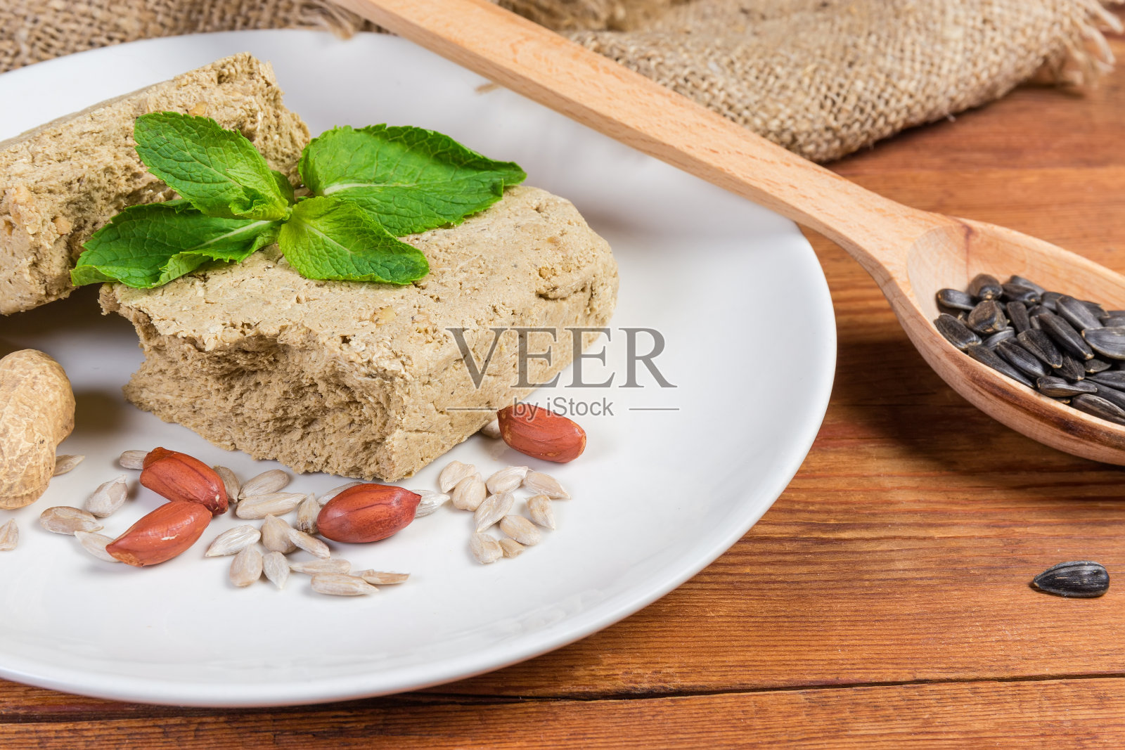 向日葵，葵花籽，花生在乡村桌子上的特写照片摄影图片