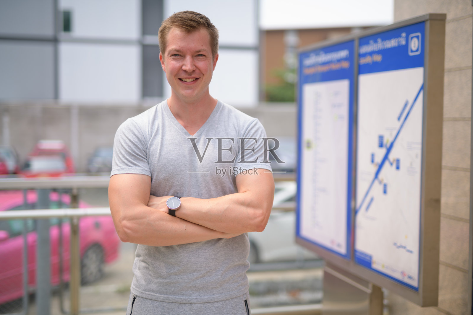 年轻快乐的游客在曼谷火车站对着地图微笑照片摄影图片