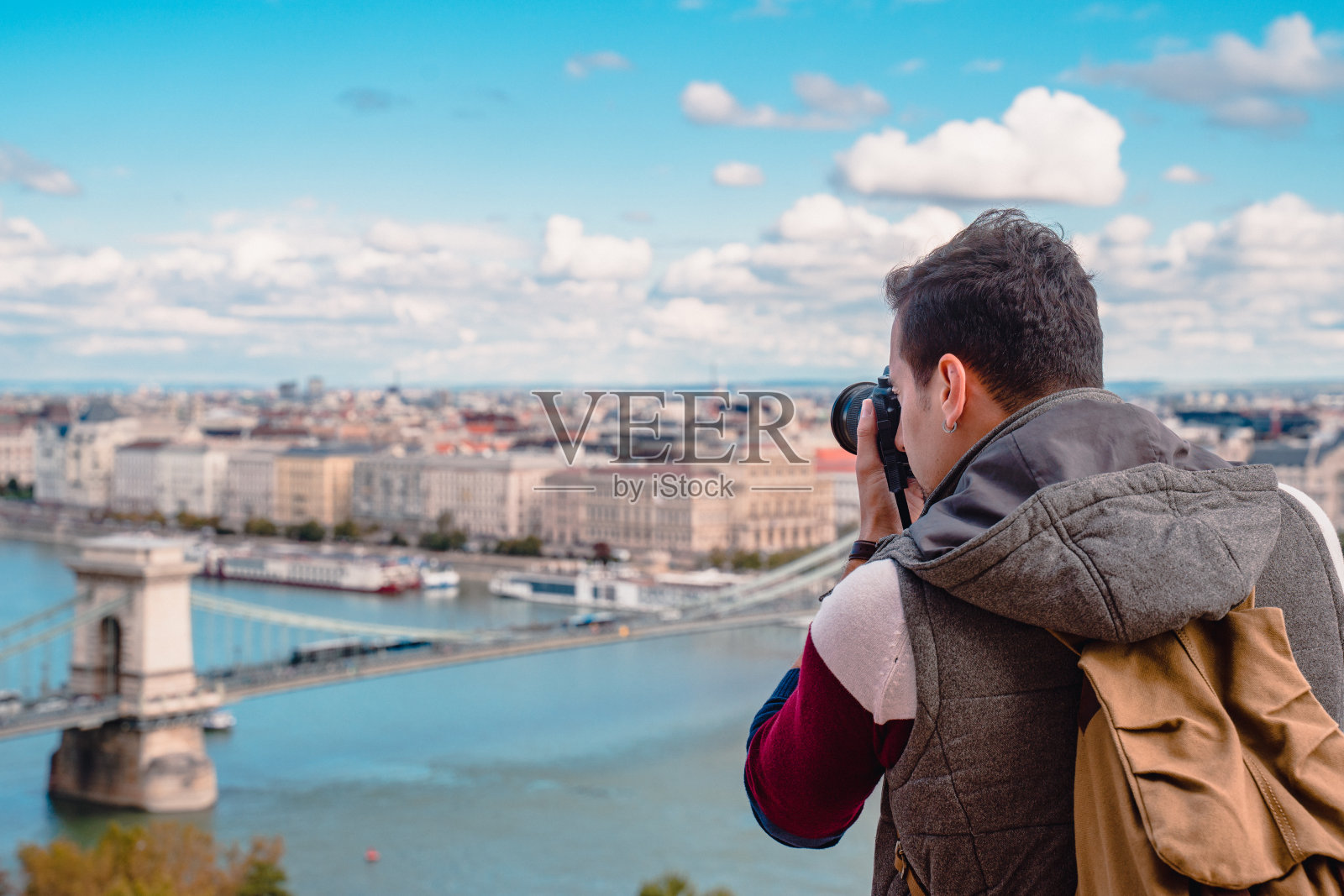 摄影师正在匈牙利布达佩斯拍摄多瑙河和链条桥的照片照片摄影图片