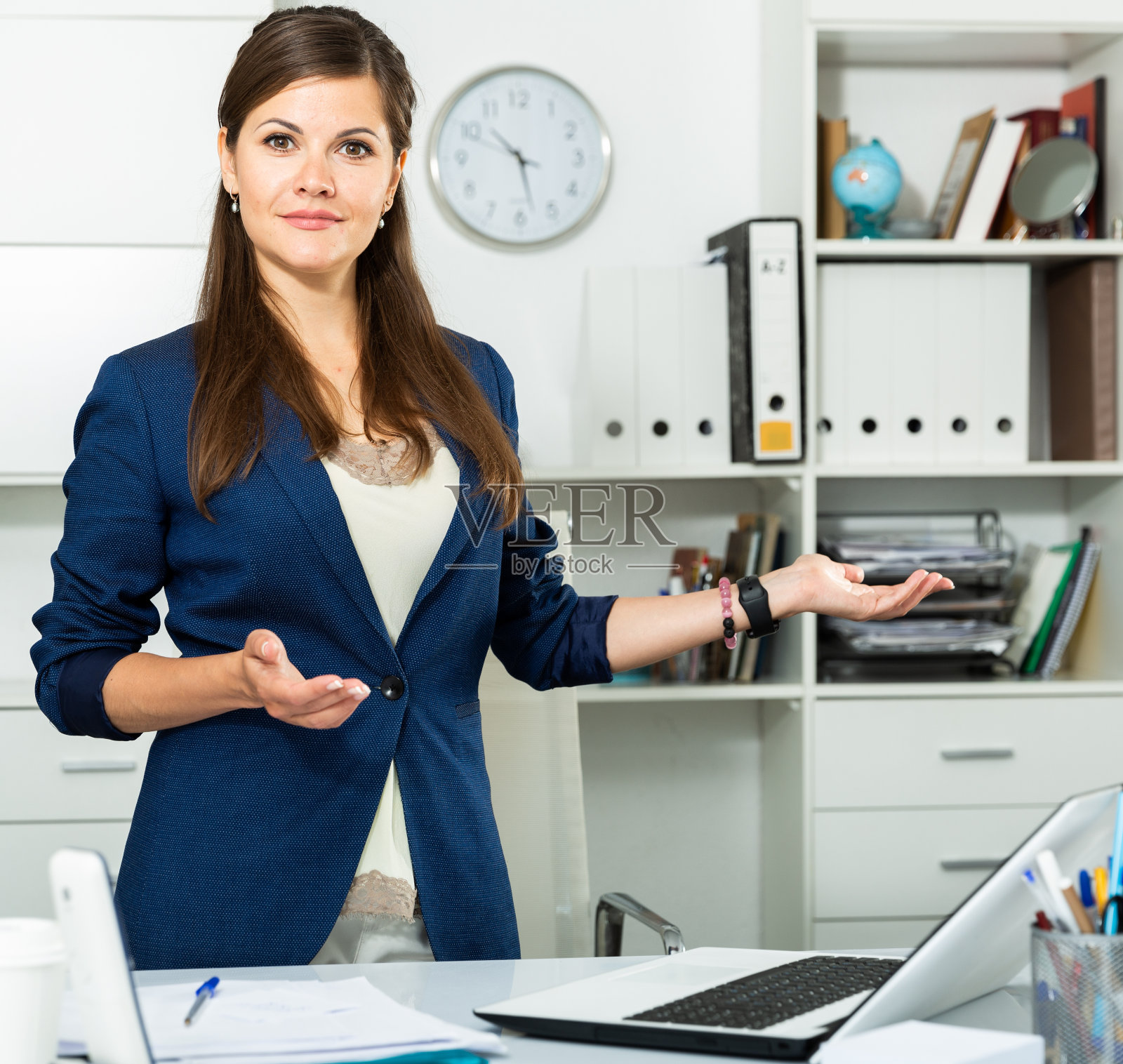 女商人将在她的办公室会见第一批来访者照片摄影图片