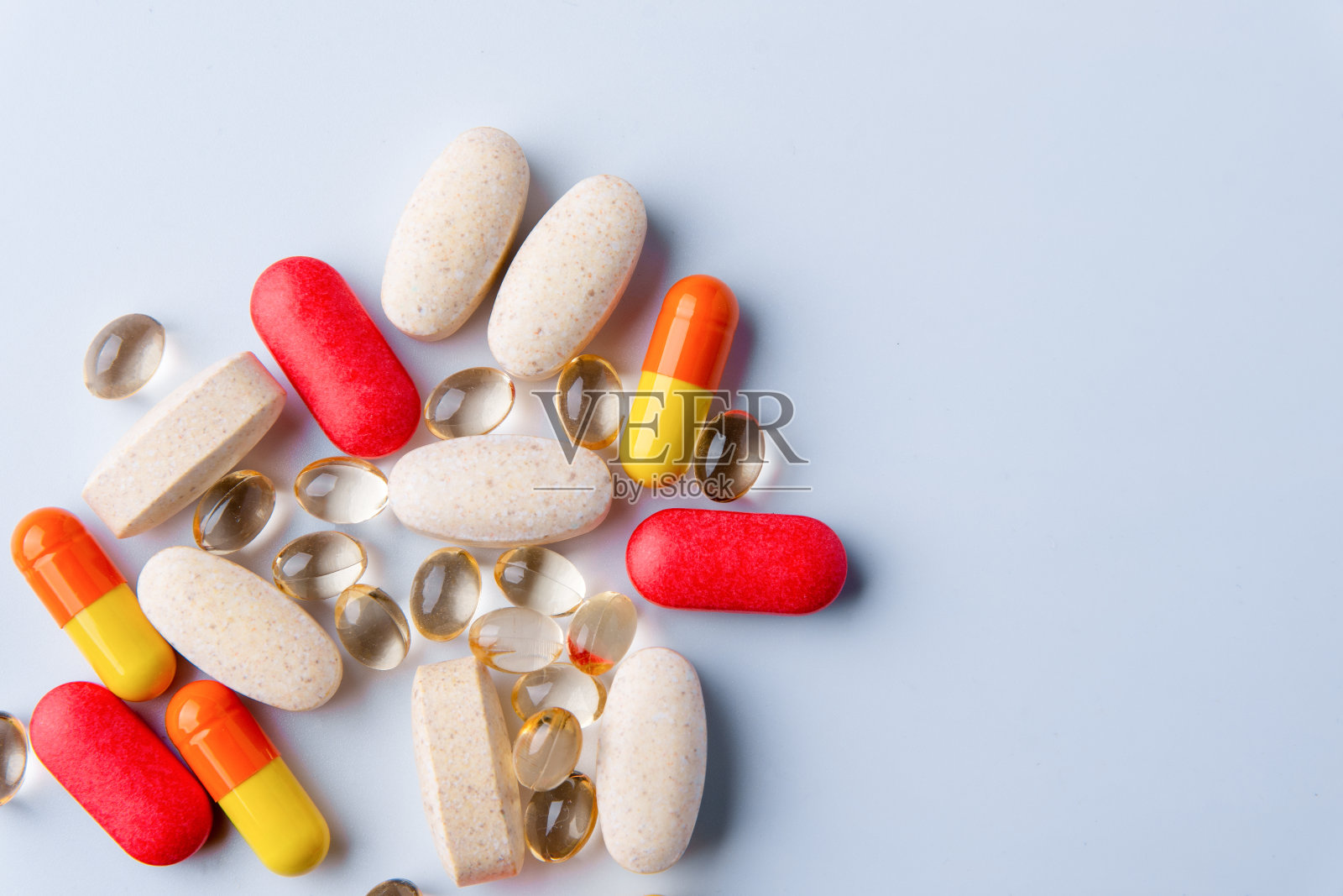 彩色胶囊和药片。孤立在白色背景上。本空间照片摄影图片