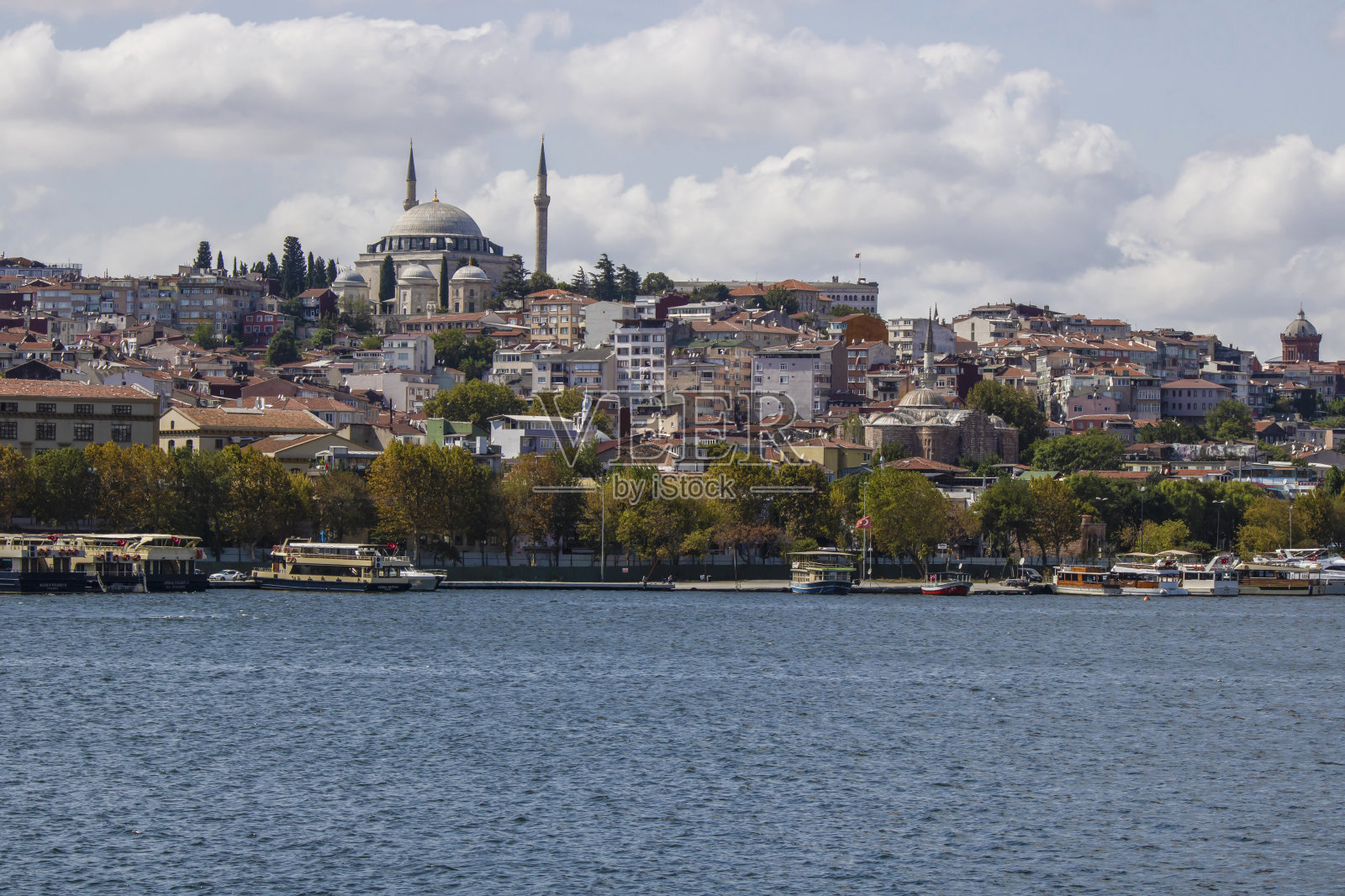 伊斯坦布尔Sehzade清真寺。这是从海上得来的。清真寺建在山上。照片摄影图片
