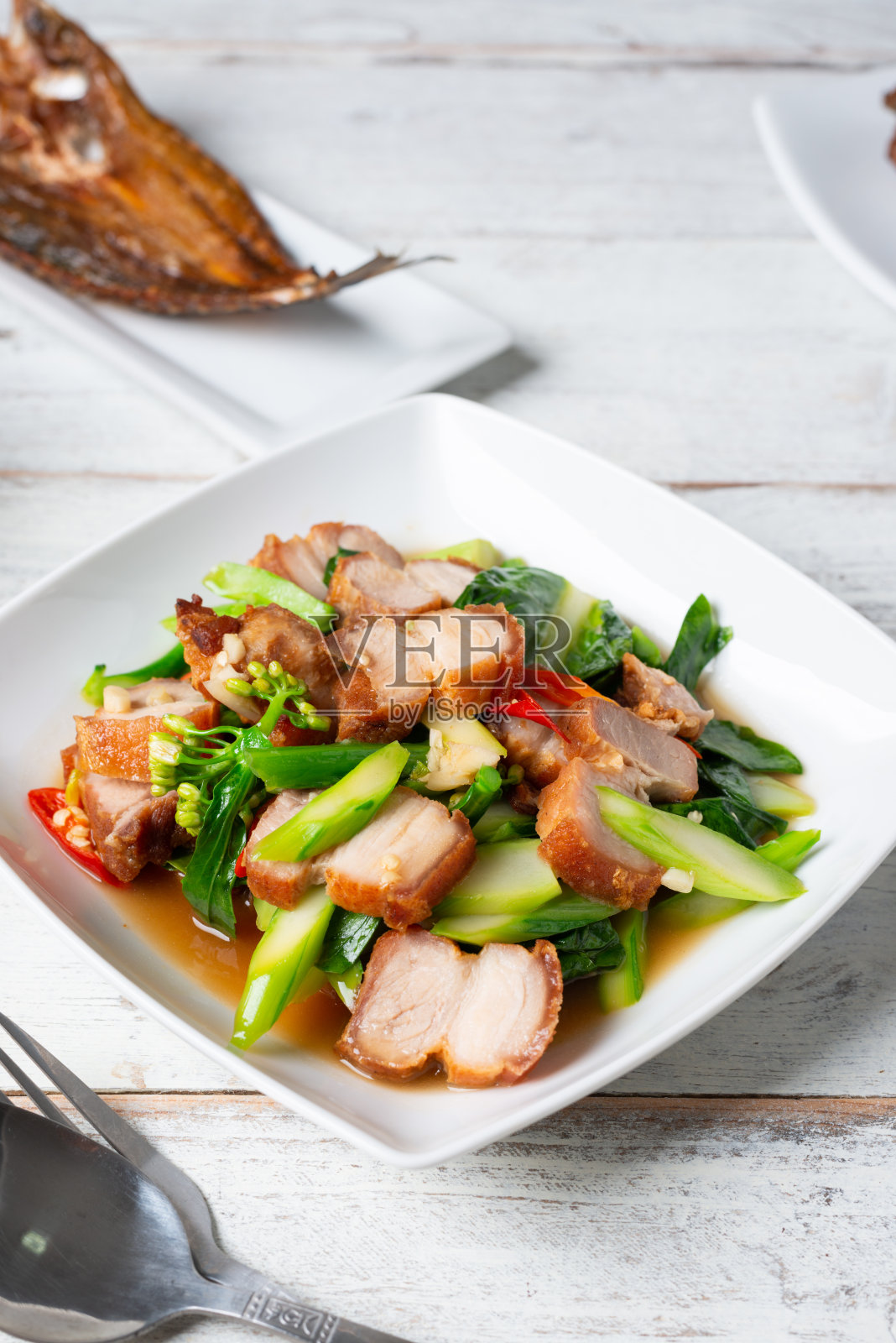 脆皮五花肉炒甘蓝照片摄影图片