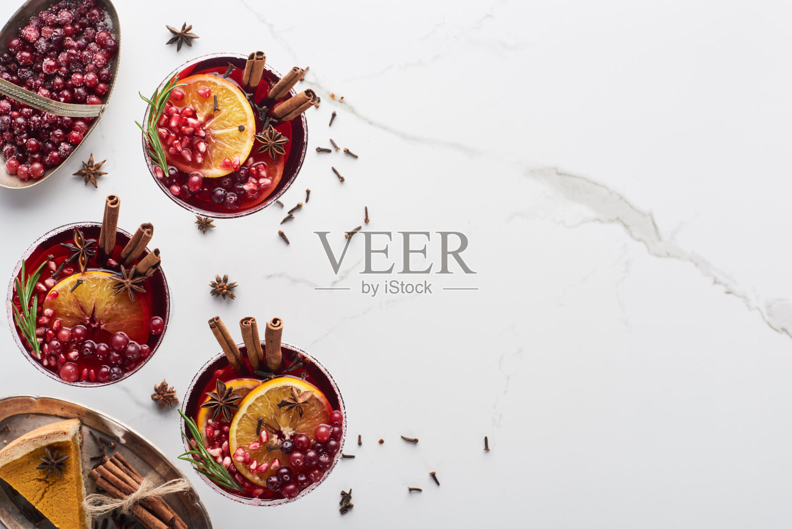 俯视图的圣诞鸡尾酒与桔子，石榴，肉桂，冷冻蔓越莓和派照片摄影图片