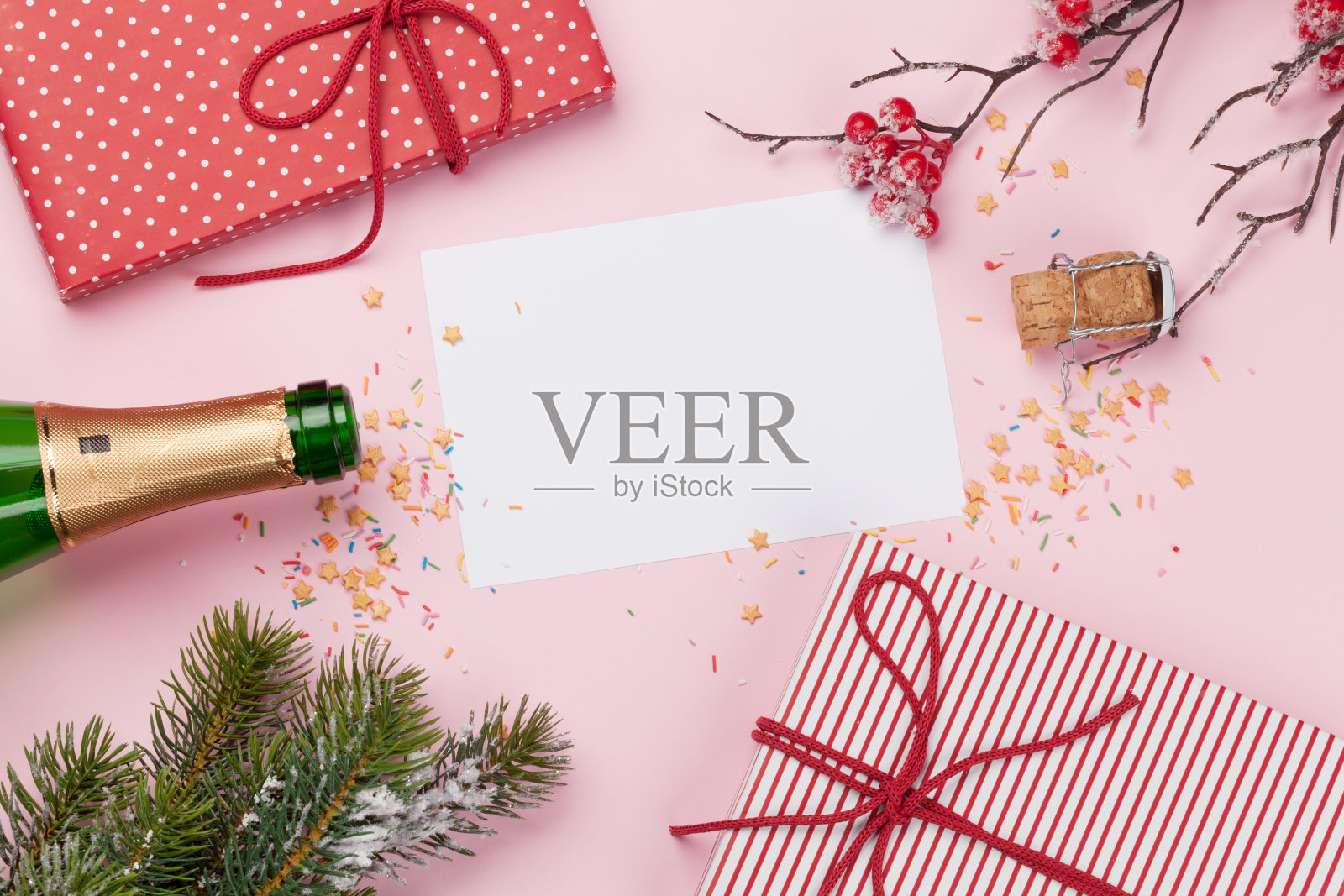 圣诞贺卡与礼品盒，装饰和冷杉树照片摄影图片