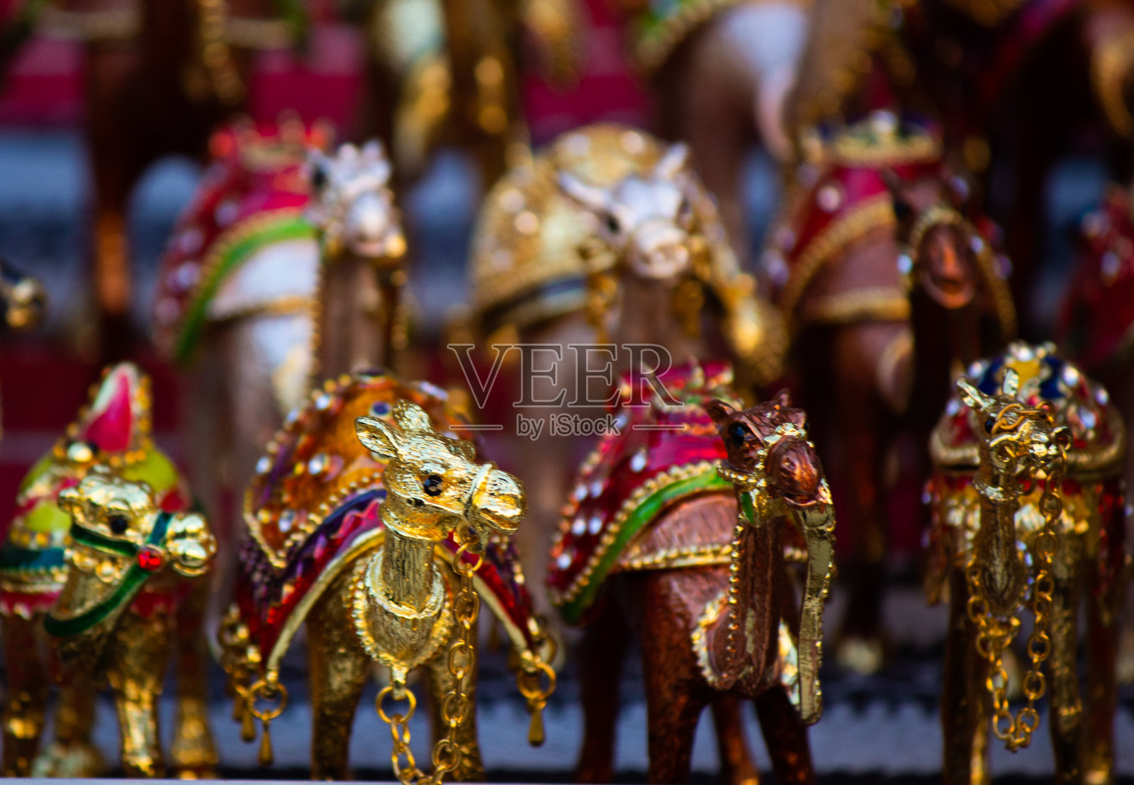 迪拜集市出售的骆驼纪念品照片摄影图片