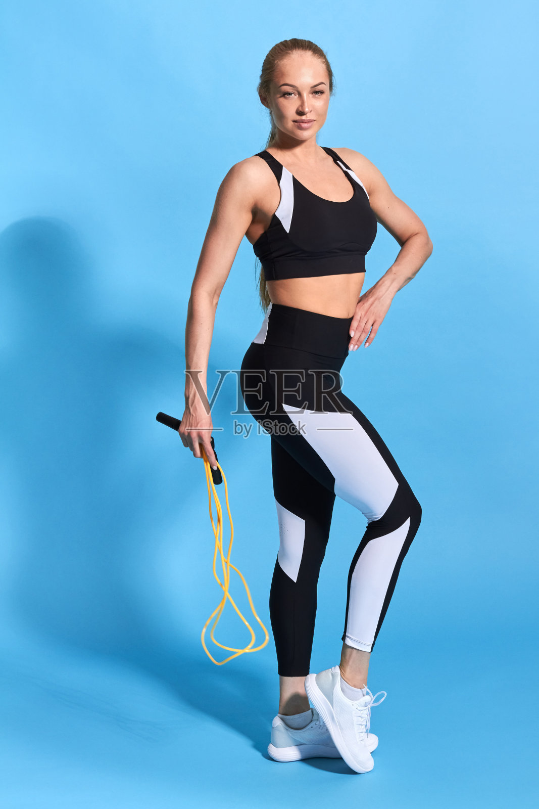 自信漂亮的金发女孩手放在她的臀部准备好锻炼照片摄影图片