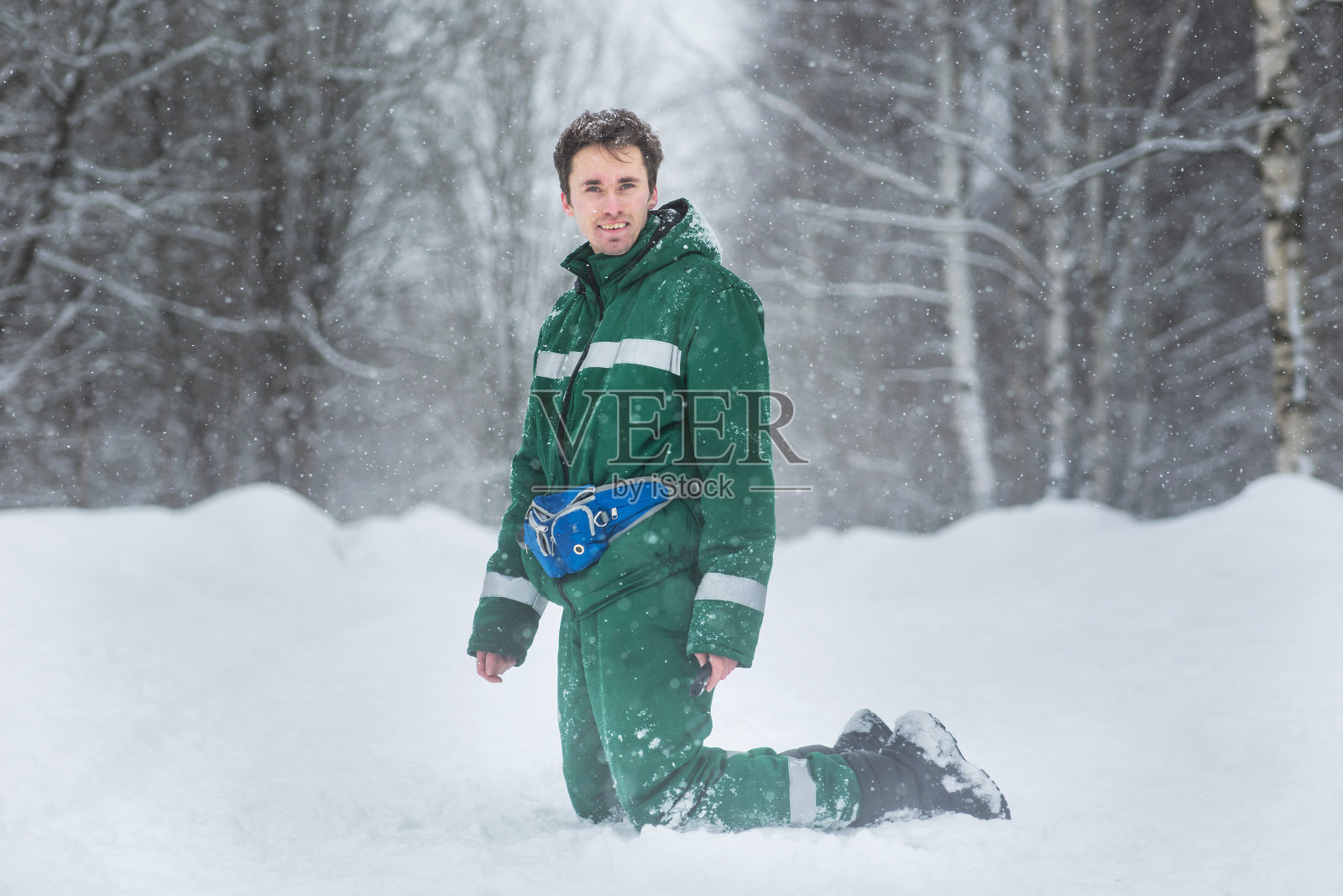 一个男人站在雪地里的户外照片摄影图片