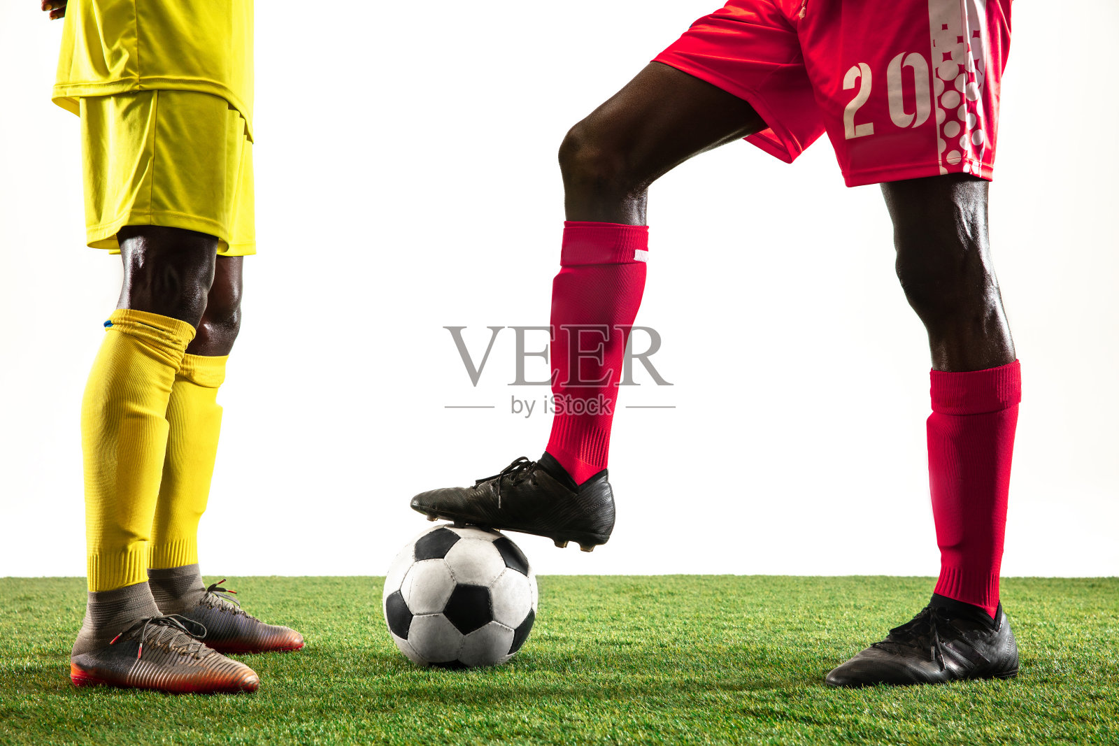 职业非洲足球或足球运动员孤立在白色背景照片摄影图片