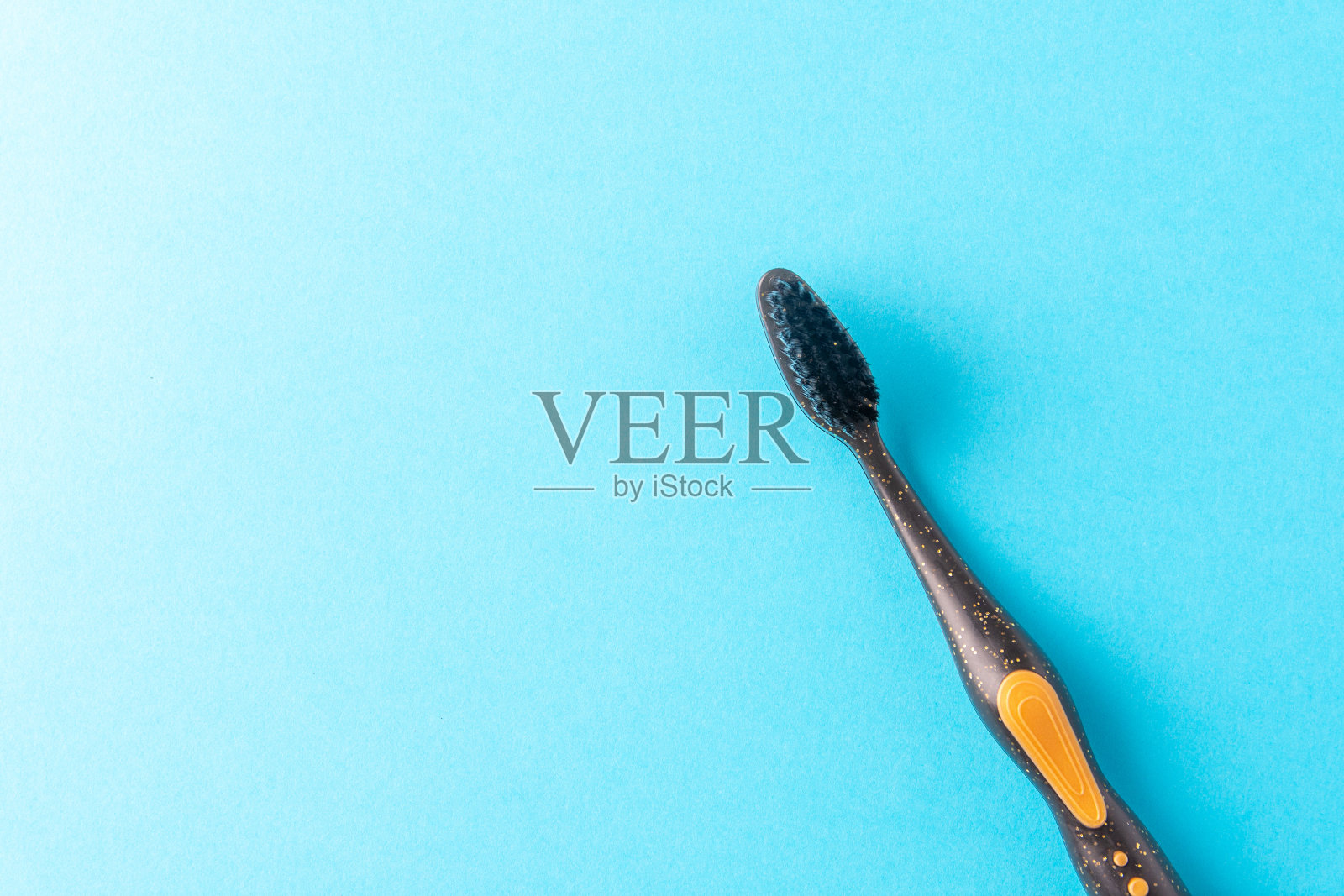 牙刷在蓝色背景与文字空间照片摄影图片