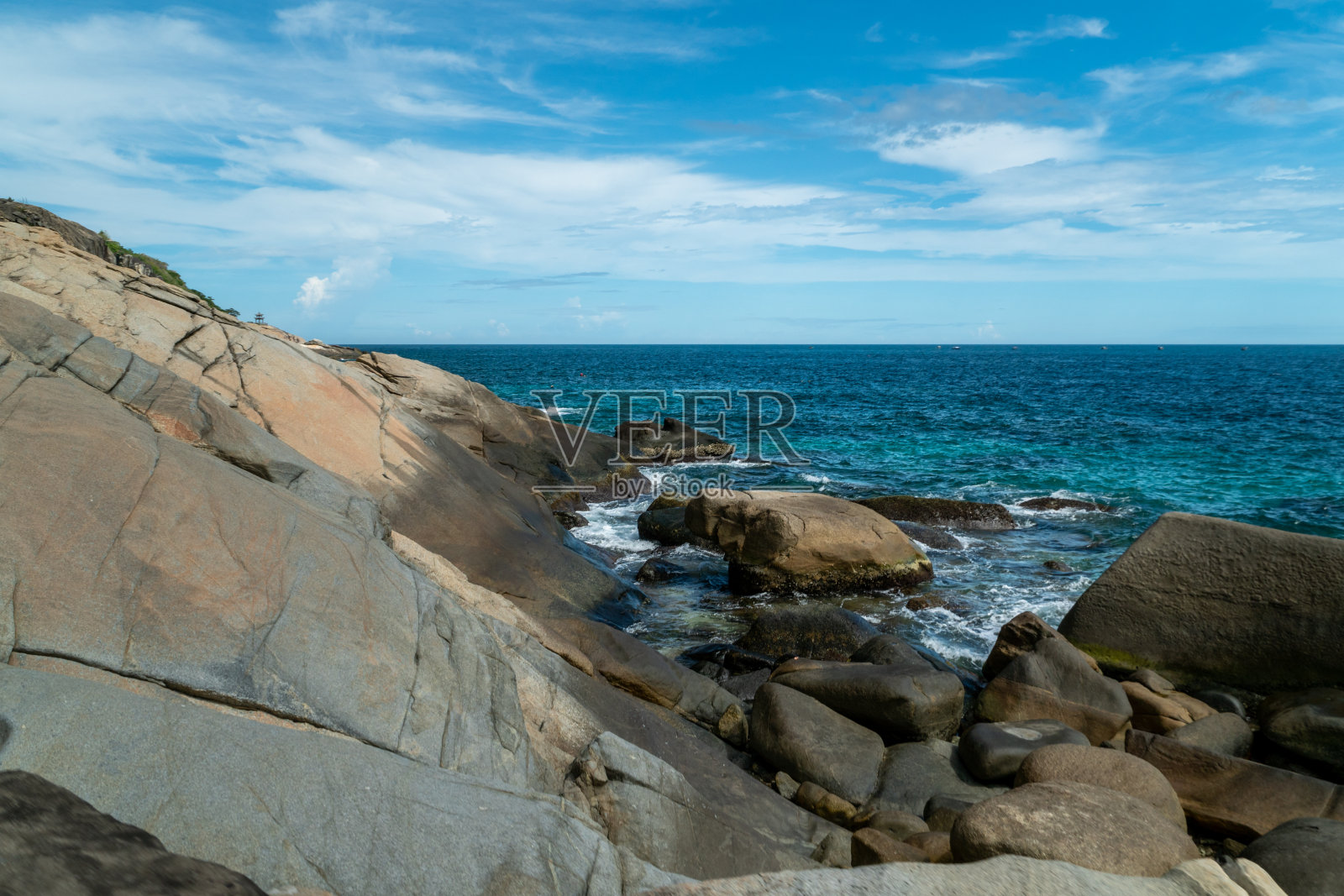 五彩巨崖全景照片摄影图片