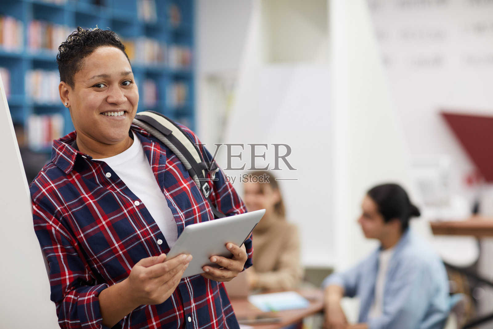 混血大学生在微笑照片摄影图片