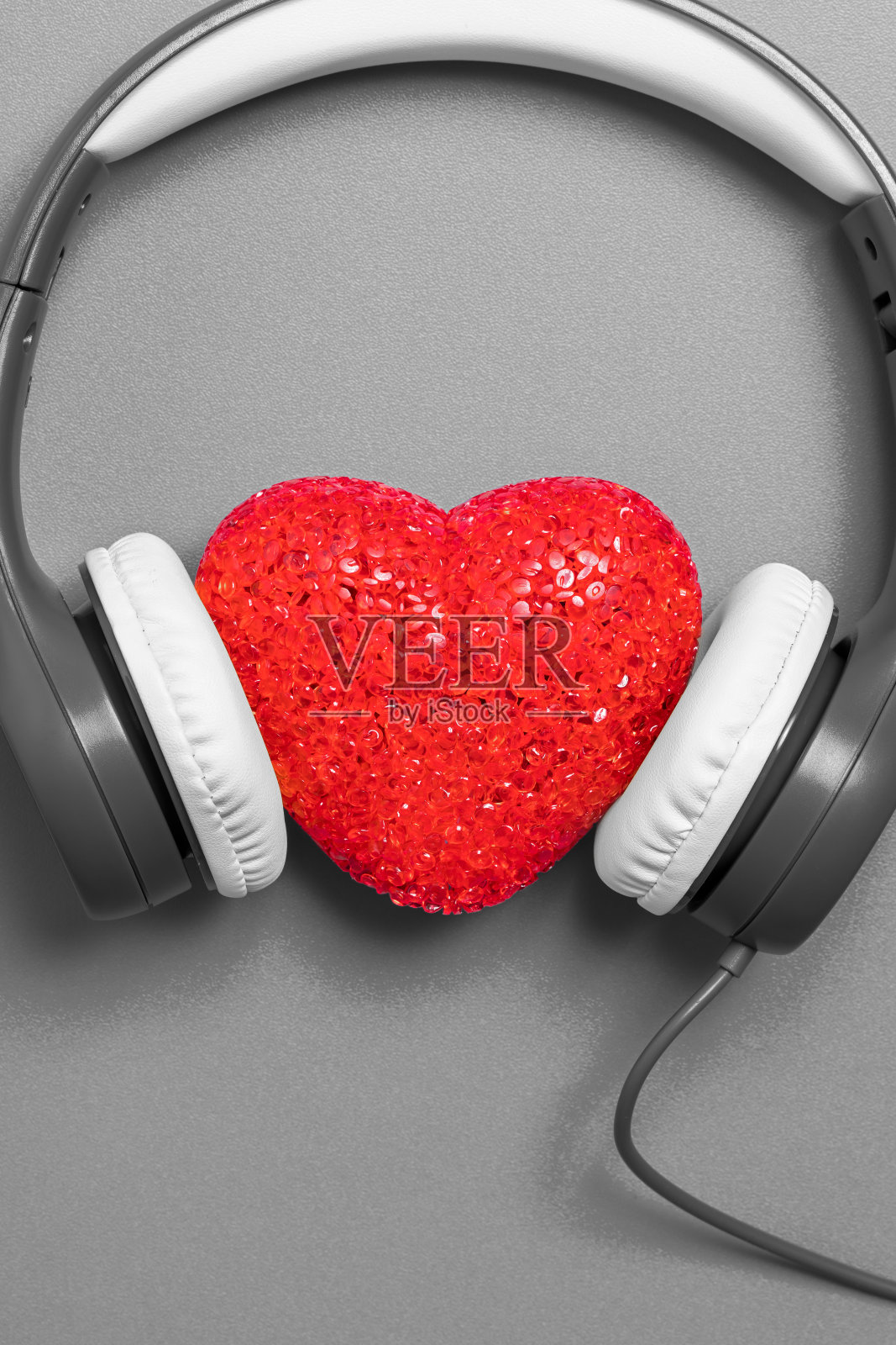 爱情音乐(灰色背景下的红心耳机)照片摄影图片