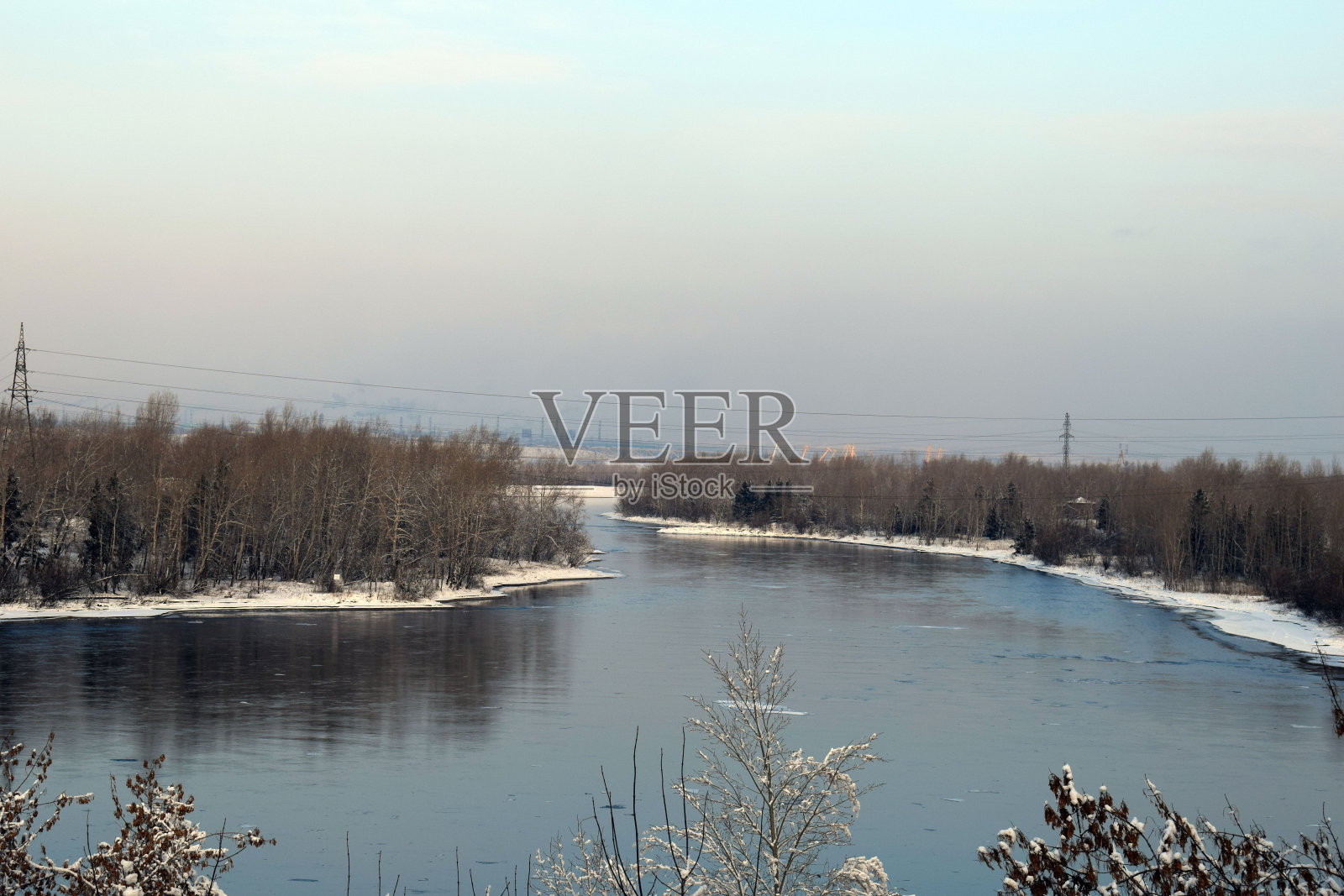 寒冷的叶尼塞河。克拉斯诺雅茨克。树枝在雪地里。纯白色的雪。冬天的童话森林。背景的明信片。寒冷的早晨。照片摄影图片