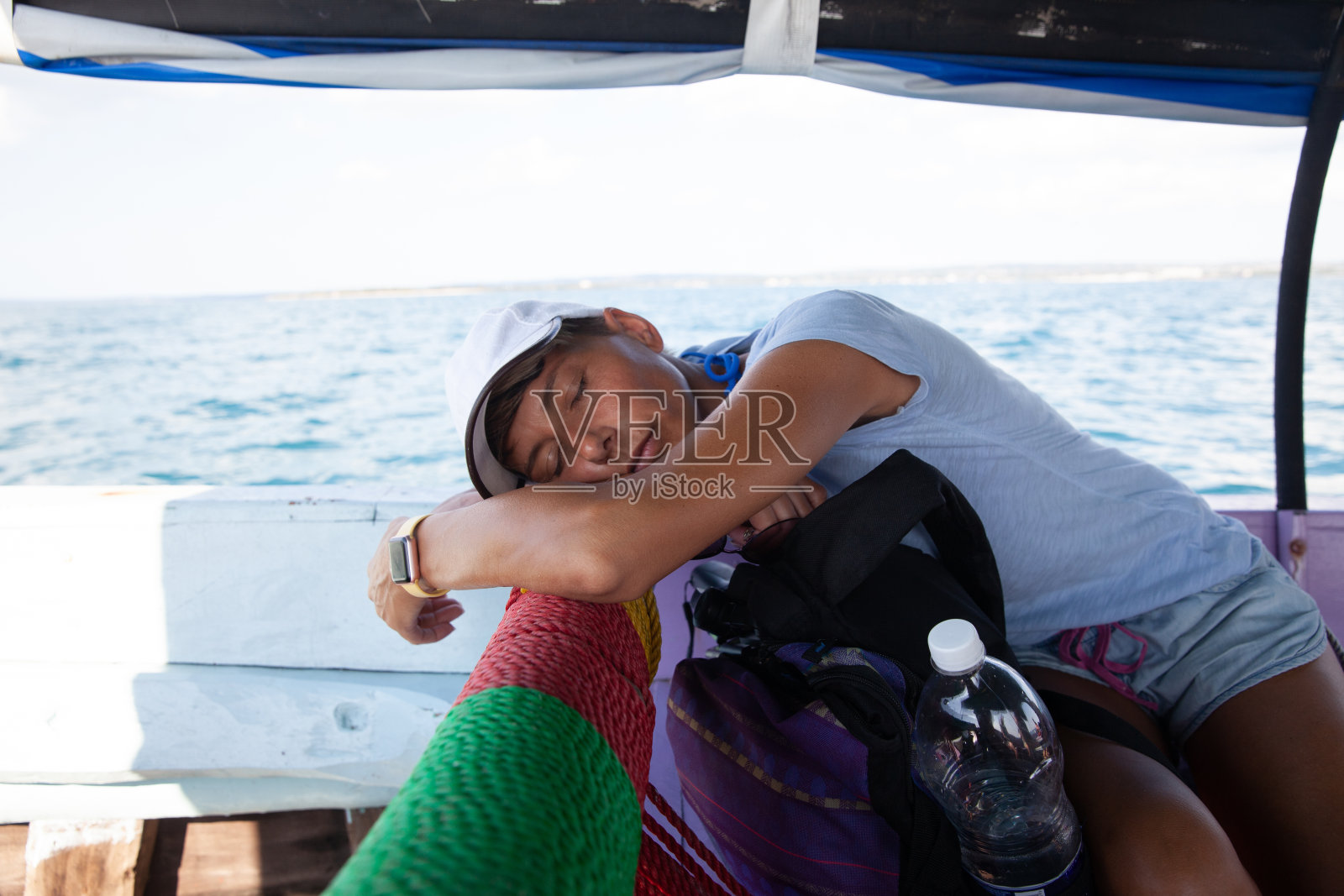一个女人的肖像，在一个单独的旅行由当地的船-库存照片午睡照片摄影图片