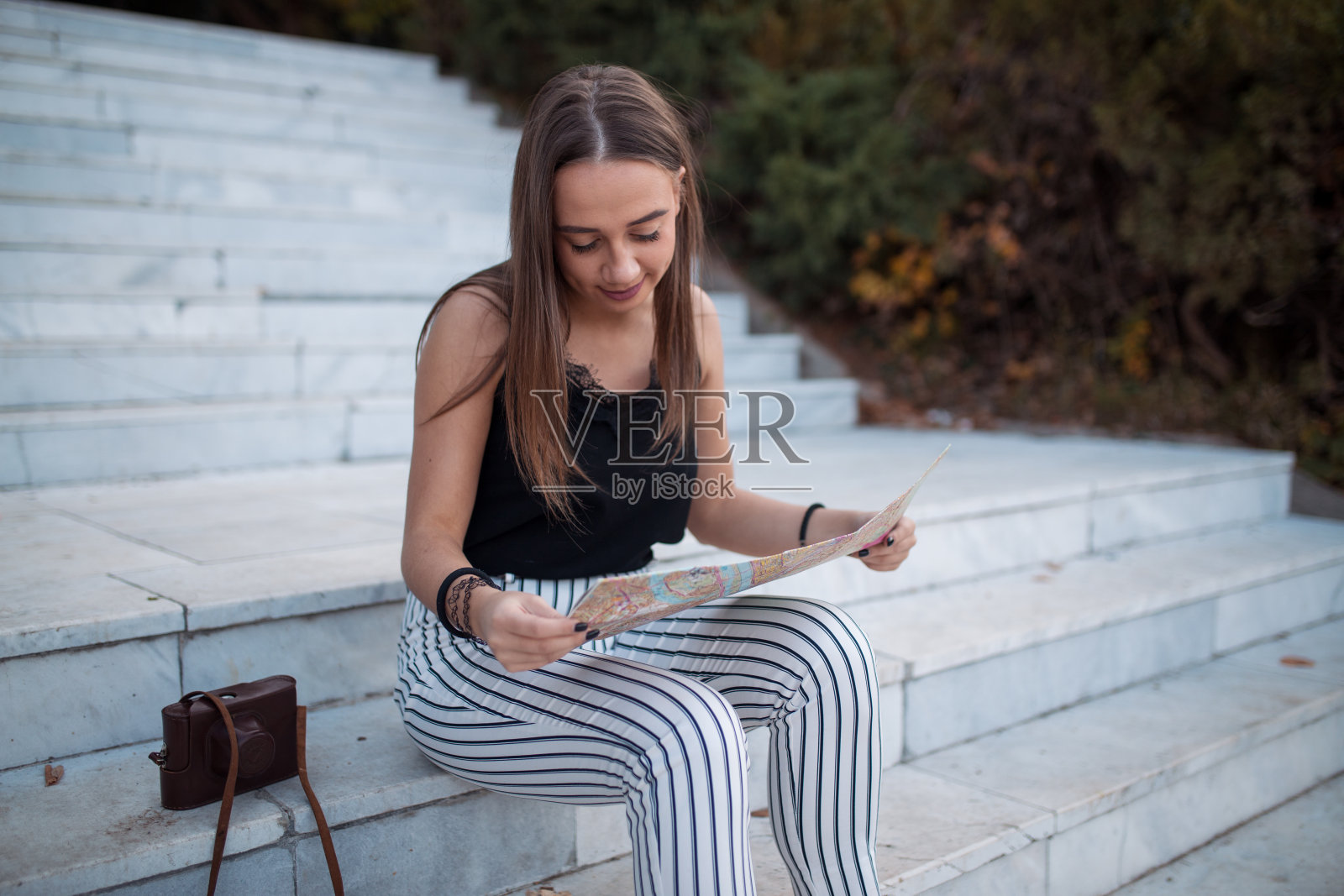 年轻的女游客在度假照片摄影图片