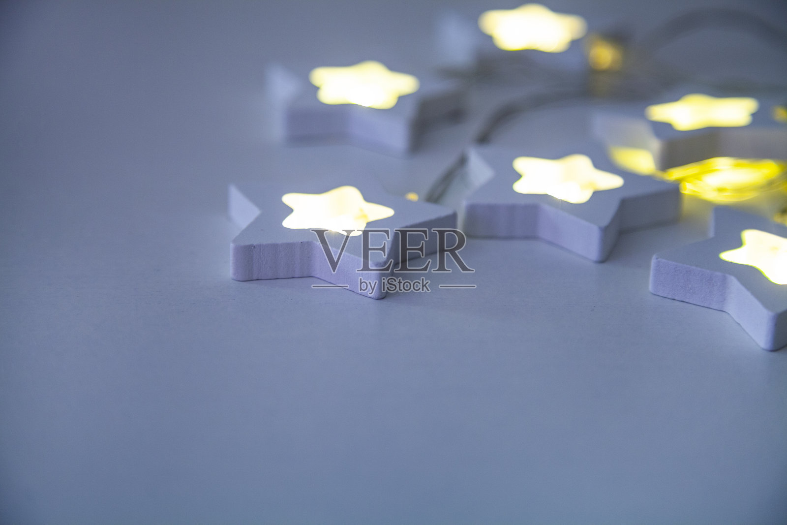 明亮的圣诞花环。照片摄影图片