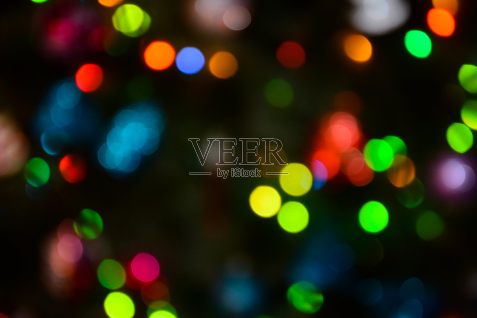 散景。圣诞树灯。节日的背景。花环。闪闪发光。圣诞夜。散焦蓝宝石。新年的背景。眨眼。狂欢节。散景复古风格照片。照片摄影图片