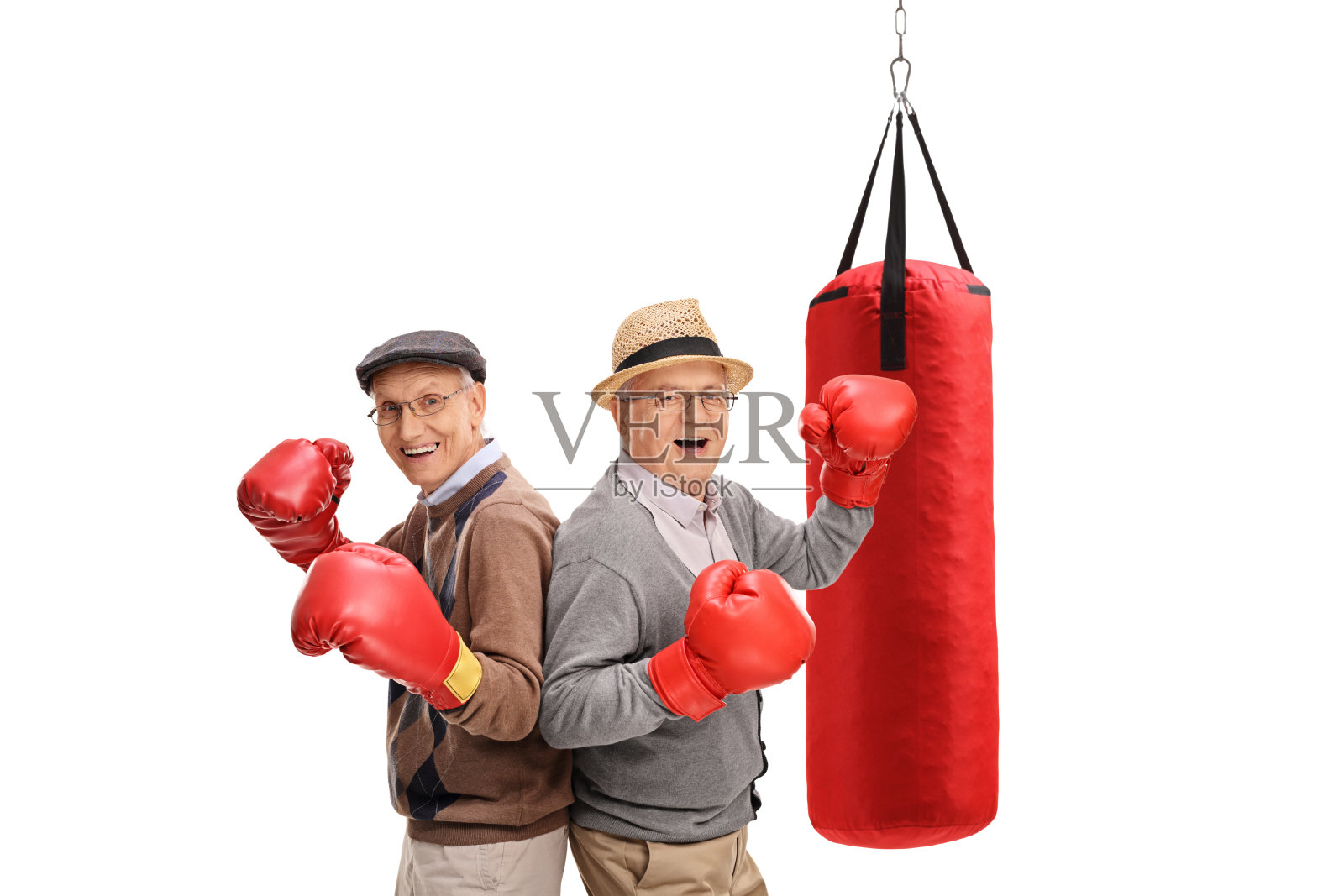 两个戴着拳击手套，身后背着沙袋的老家伙照片摄影图片