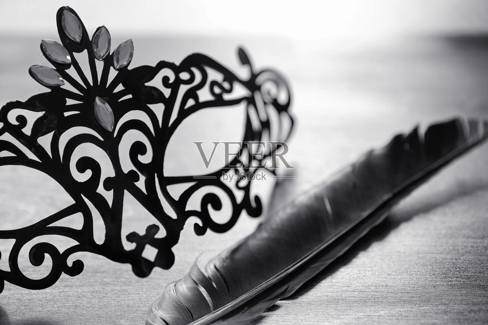 桌上摆着狂欢面具。狂欢节约会时的伪装主题。一张黑白木桌上的威尼斯面具。照片摄影图片