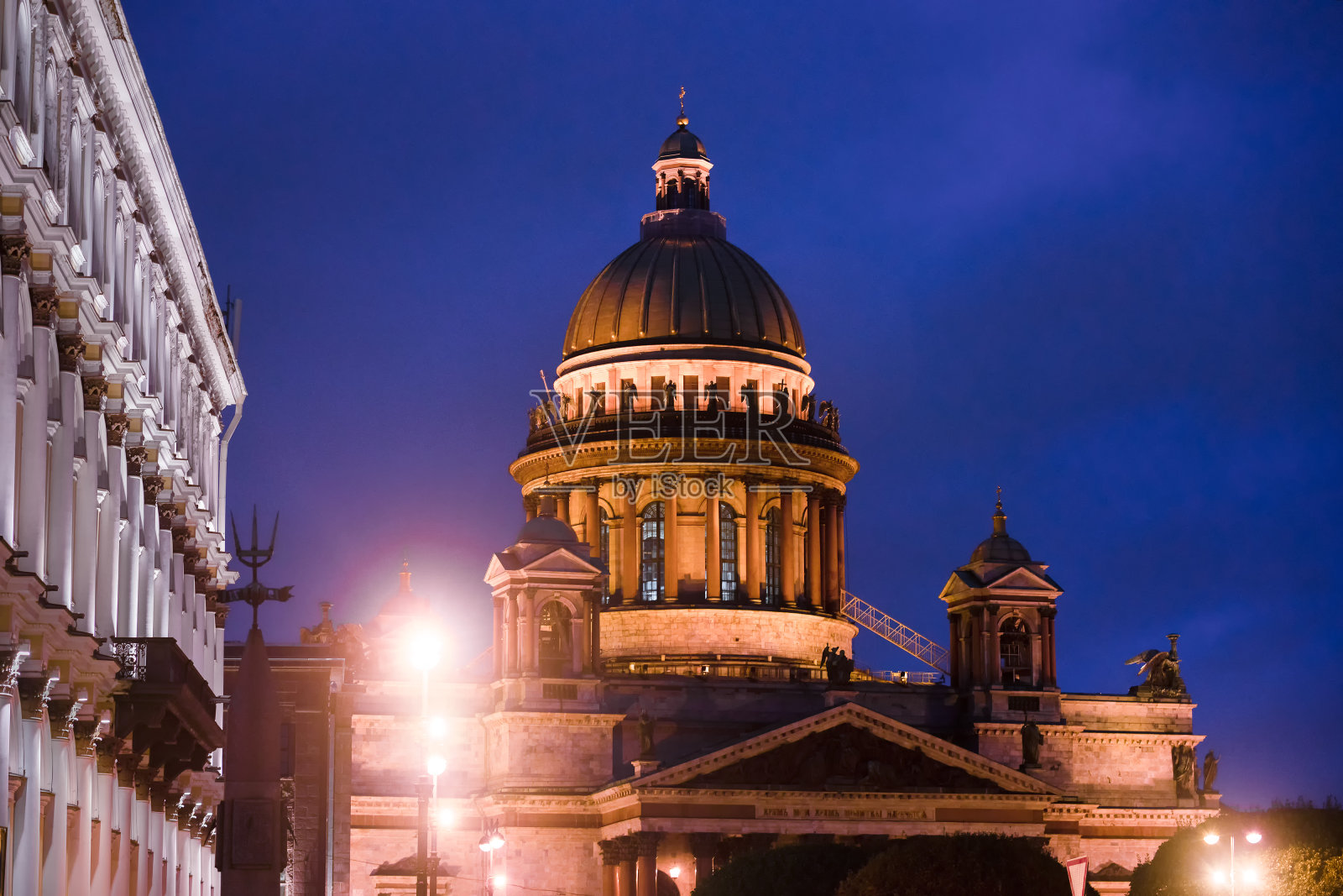 圣彼得堡的圣以撒大教堂。在城市的夜晚发光。照片摄影图片