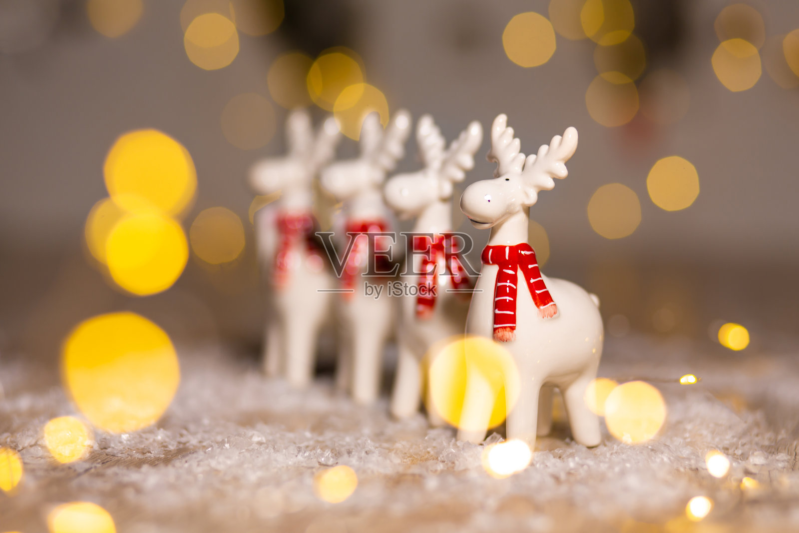 装饰以圣诞为主题的雕像。圣诞鹿。圣诞树装饰。节日装饰，温馨的散景灯。照片摄影图片