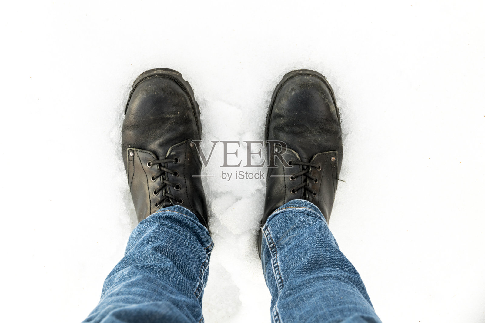 靴子在雪地照片摄影图片