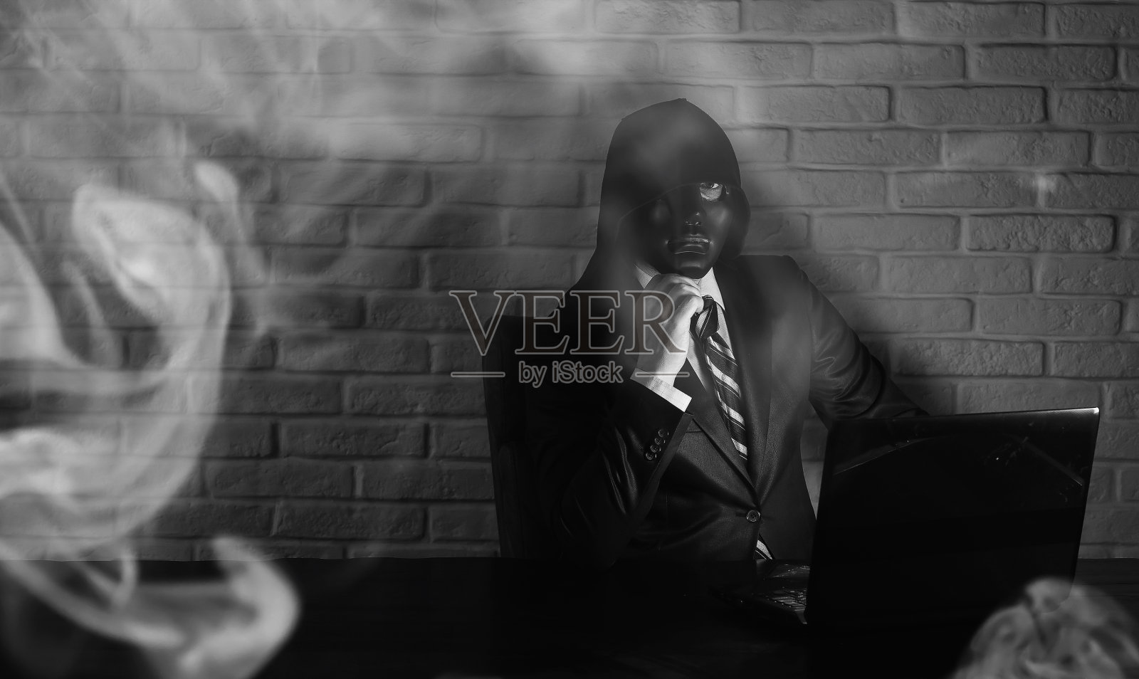 戴着黑色面罩和兜帽的黑客照片摄影图片