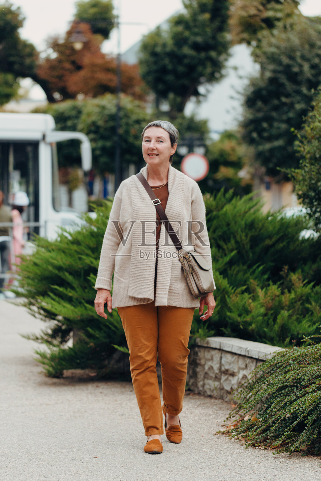 微笑的老太太肖像。抗衰老的概念照片摄影图片