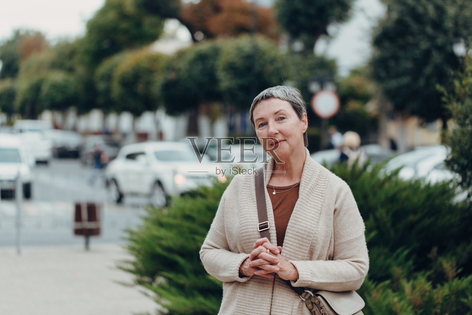微笑的老太太肖像。抗衰老的概念照片摄影图片