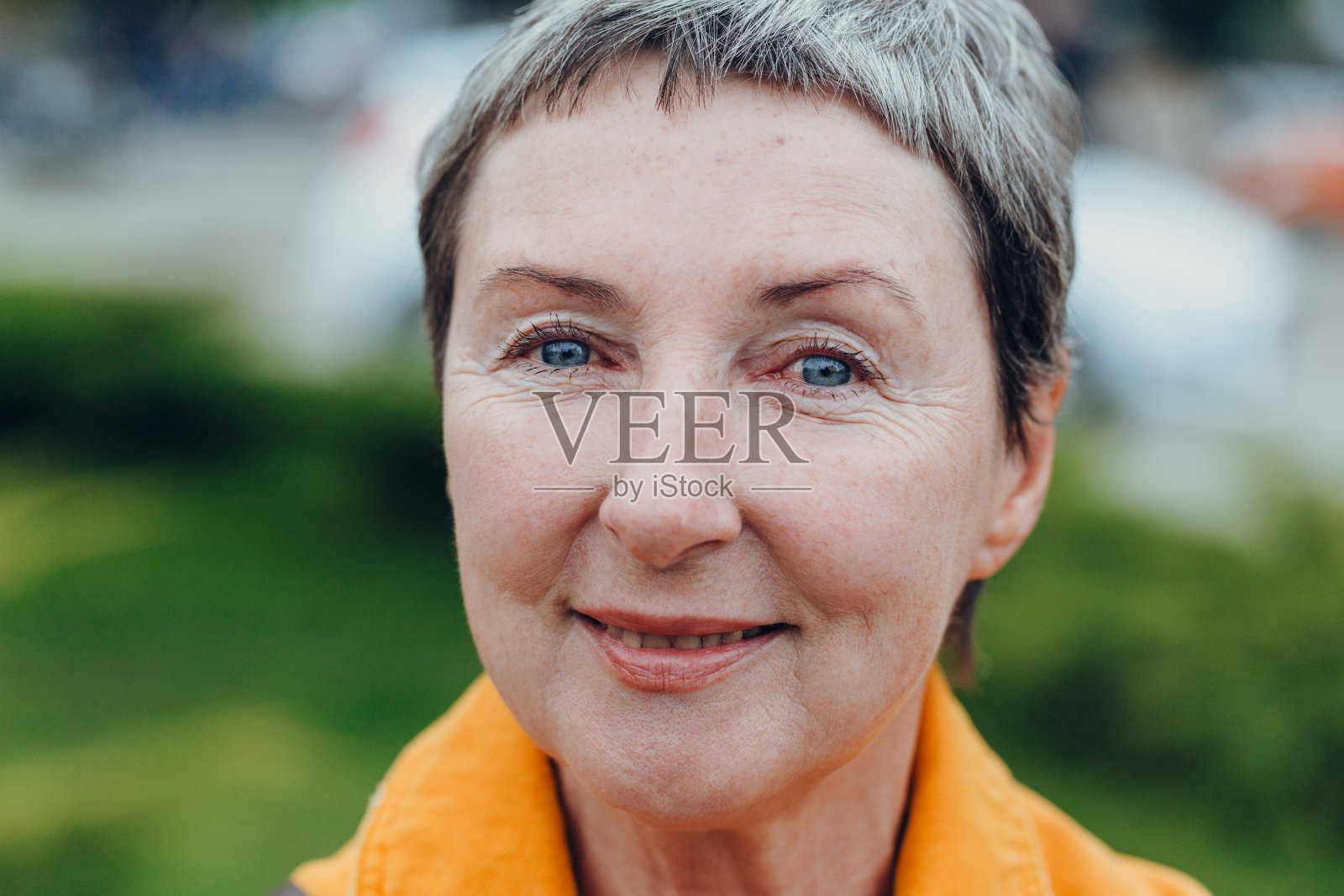 微笑的老太太肖像。抗衰老的概念照片摄影图片