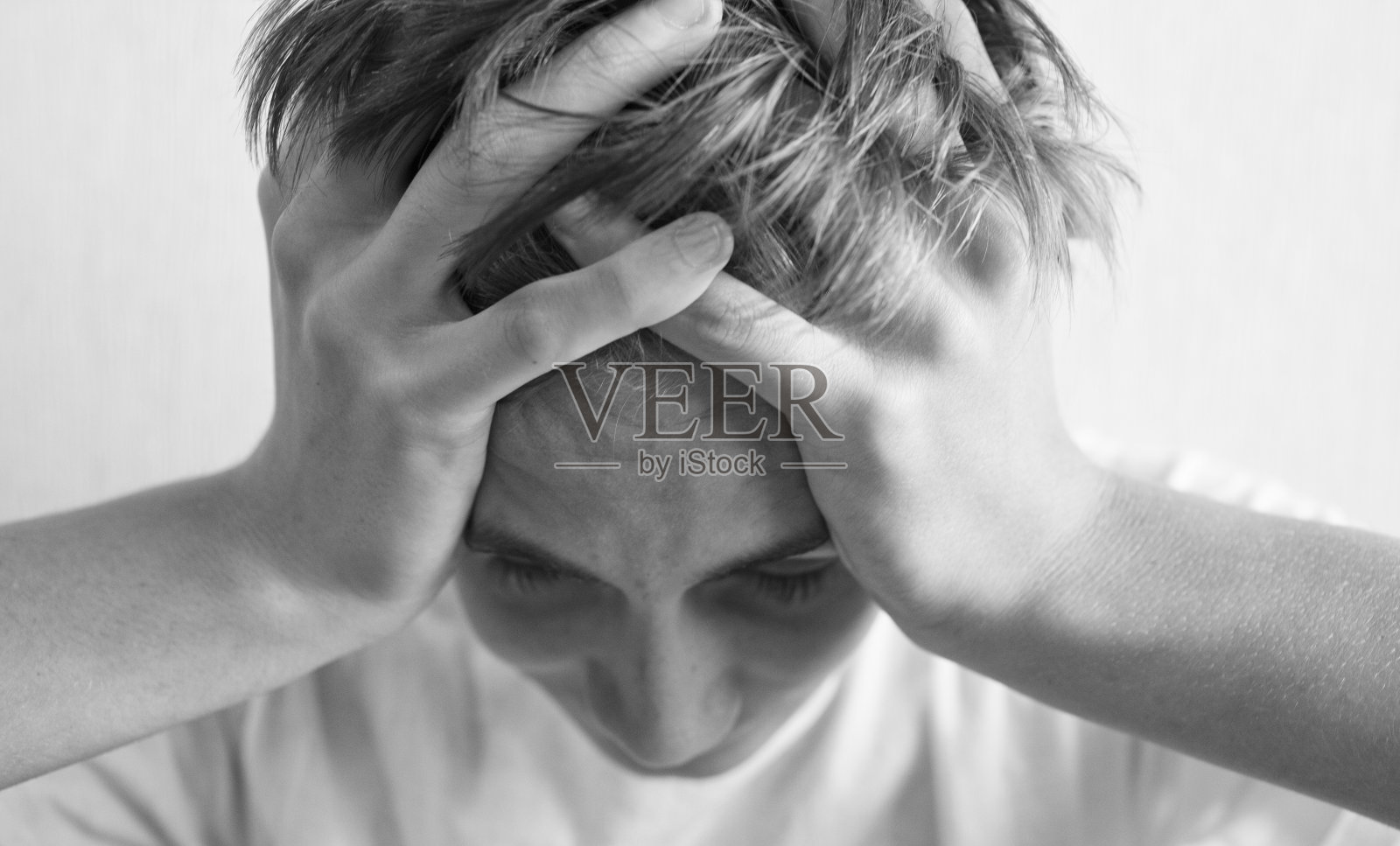 18岁的小伙子用手挤自己的头照片摄影图片