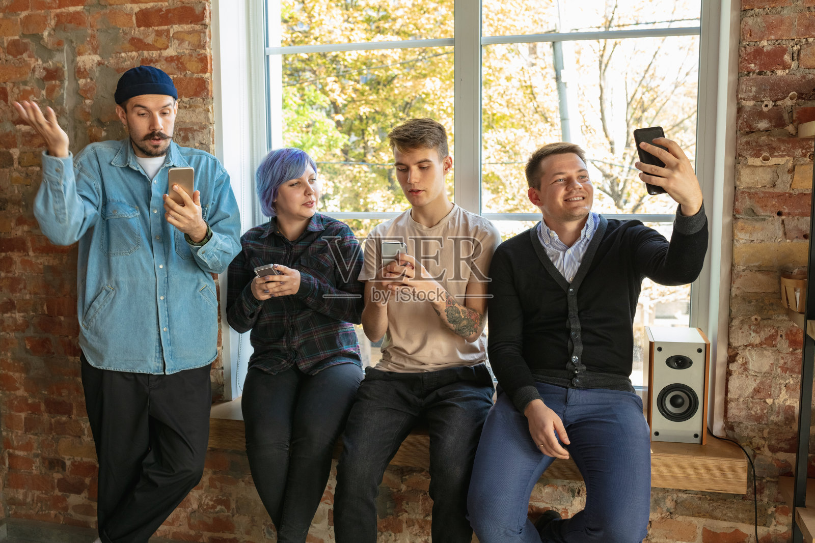 一群快乐的年轻男女在社交媒体上分享照片摄影图片
