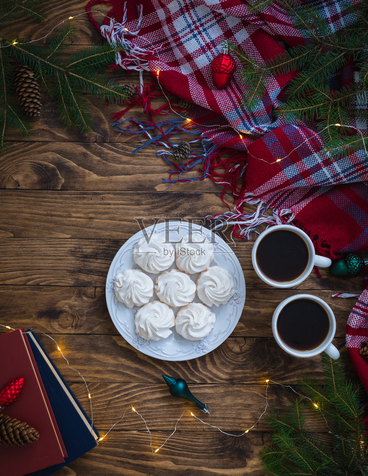 圣诞咖啡杯与棉花糖，冷杉树枝，玩具，格子木背景。冬季俯视图照片摄影图片