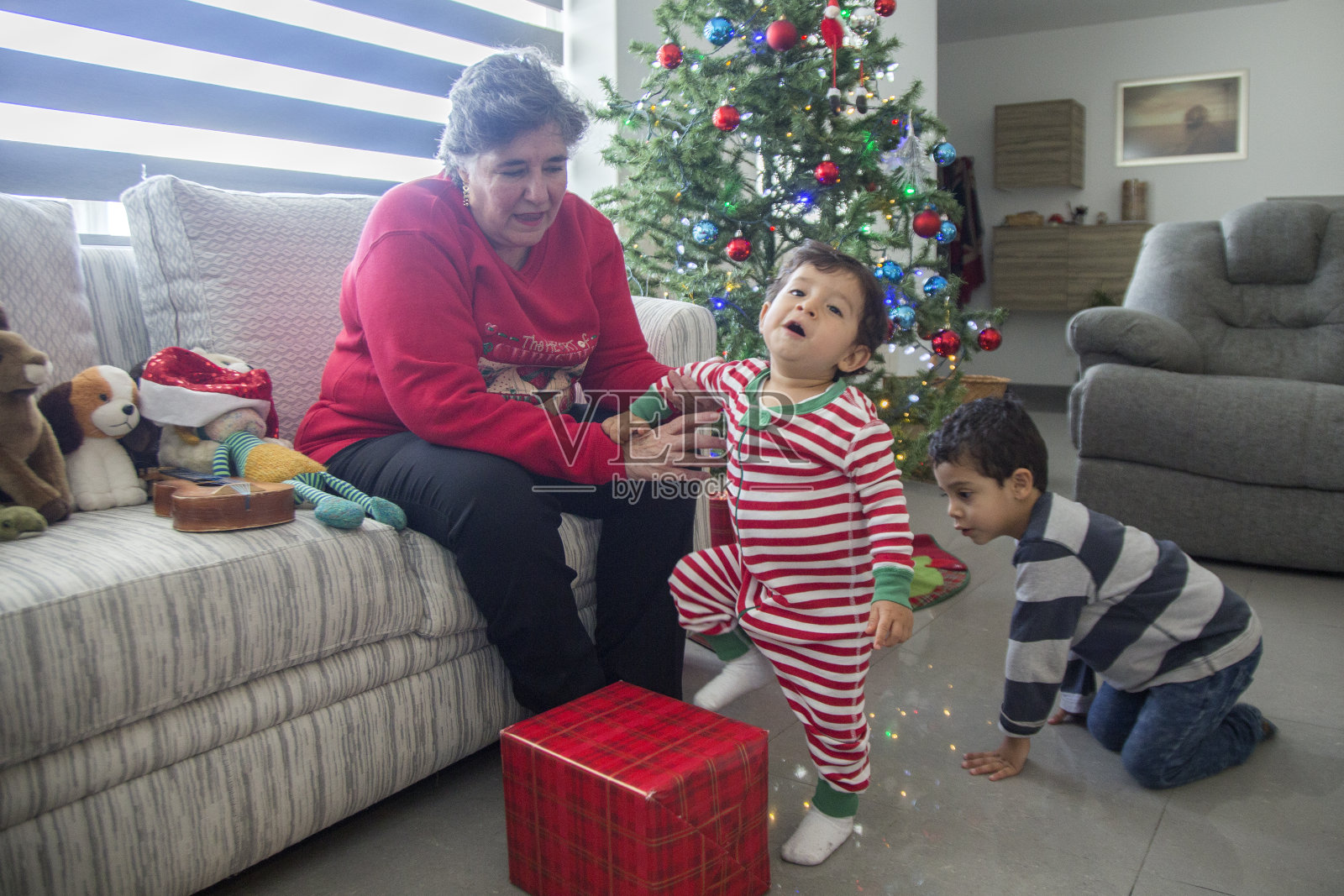 墨西哥家庭，庆祝圣诞节照片摄影图片