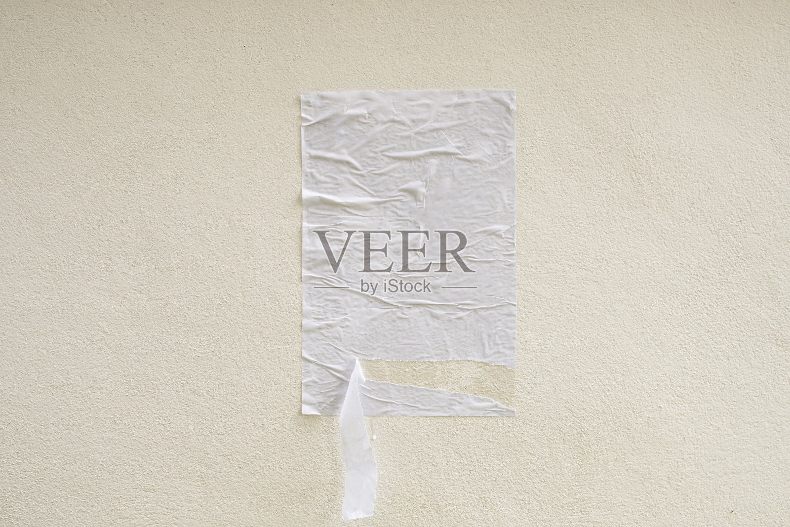 空白的白色皱巴巴的胶粘剂街头海报模型在混凝土墙的背景照片摄影图片