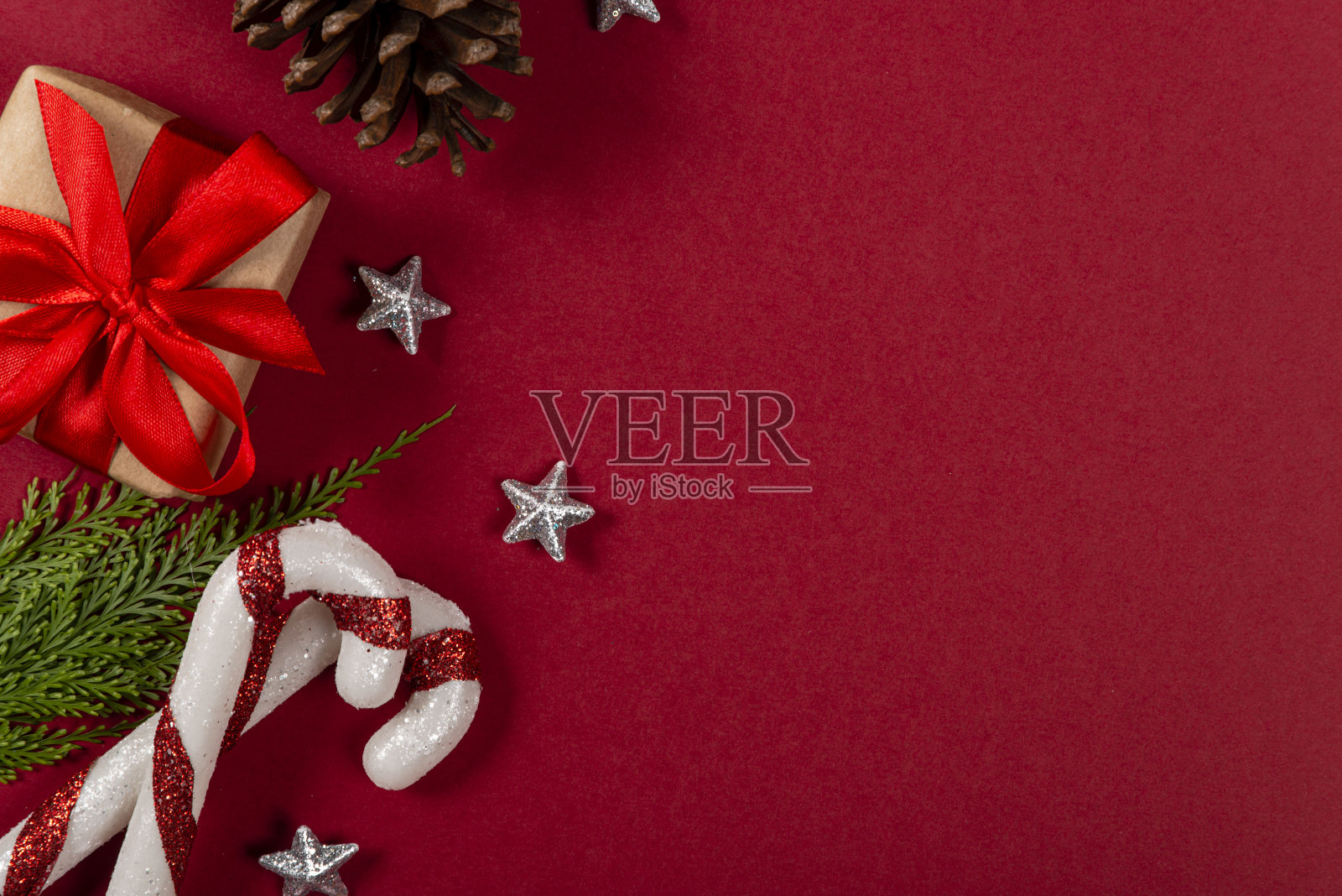 圣诞创意概念。红色的背景。照片摄影图片