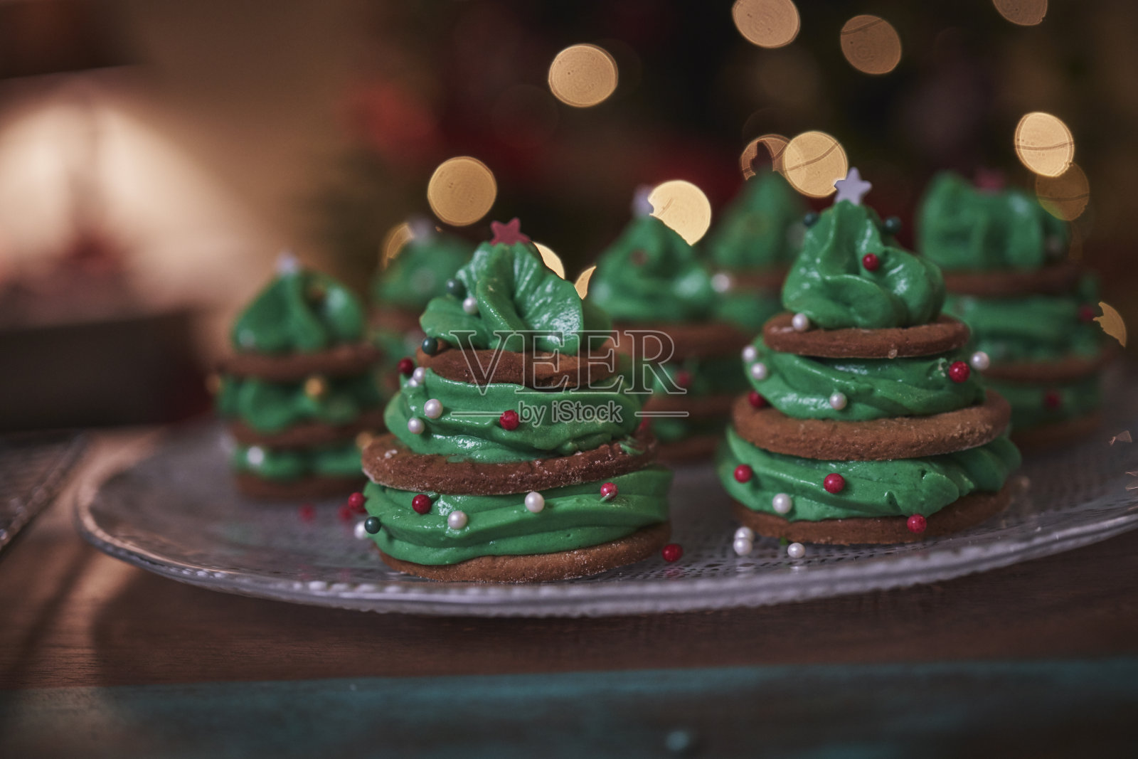 在圣诞家庭气氛中准备圣诞树蛋糕照片摄影图片