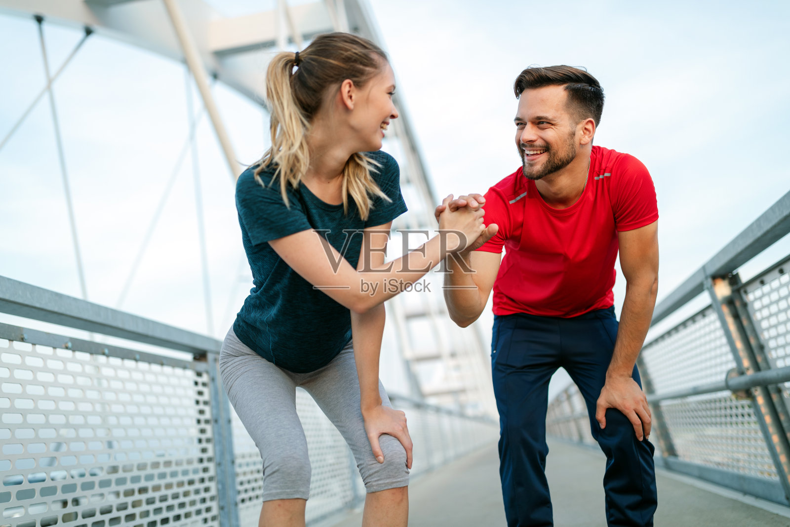 朋友们一起健身锻炼户外生活积极健康照片摄影图片