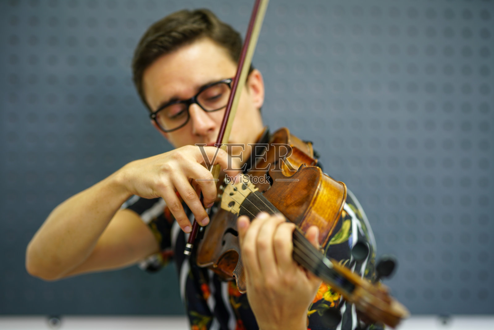 用拨奏技巧演奏小提琴的音乐家照片摄影图片