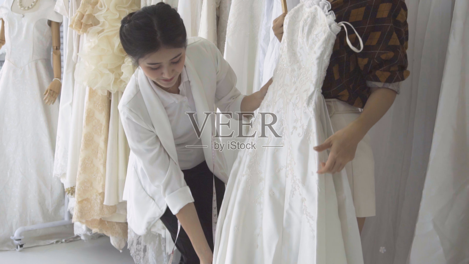 未来的新娘顾客正在和婚礼店老板交谈照片摄影图片