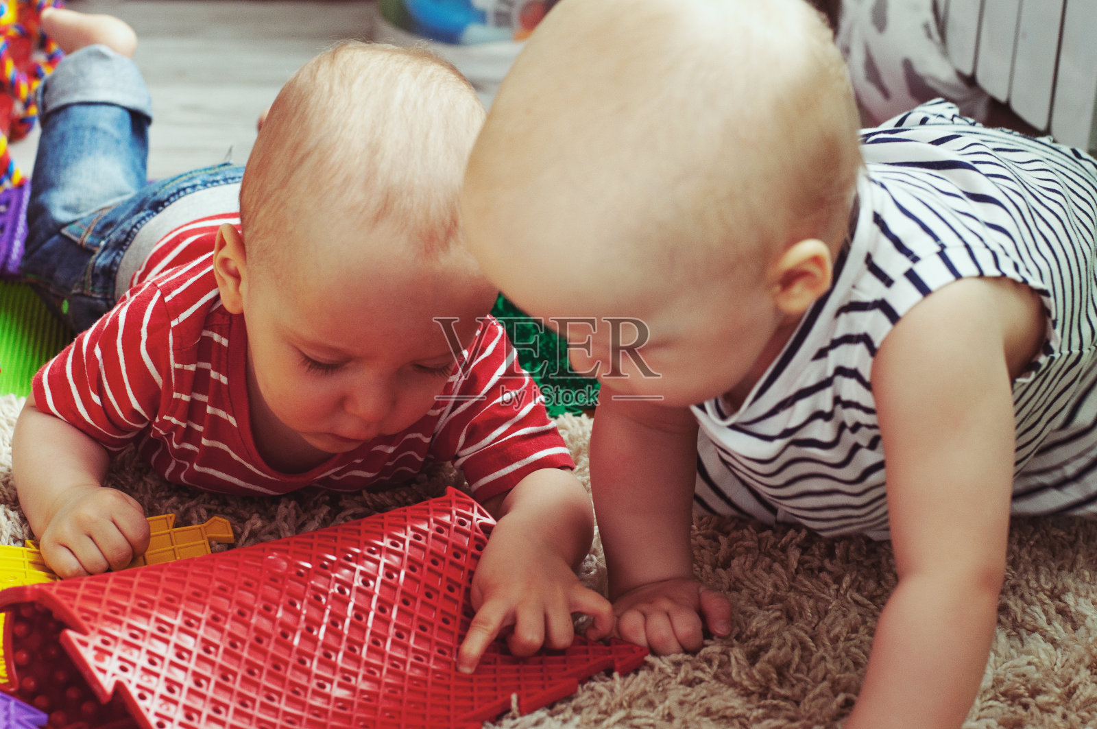 儿童的教育和发展。小儿推拿矫形垫、地毯。早期发展,骨科照片摄影图片