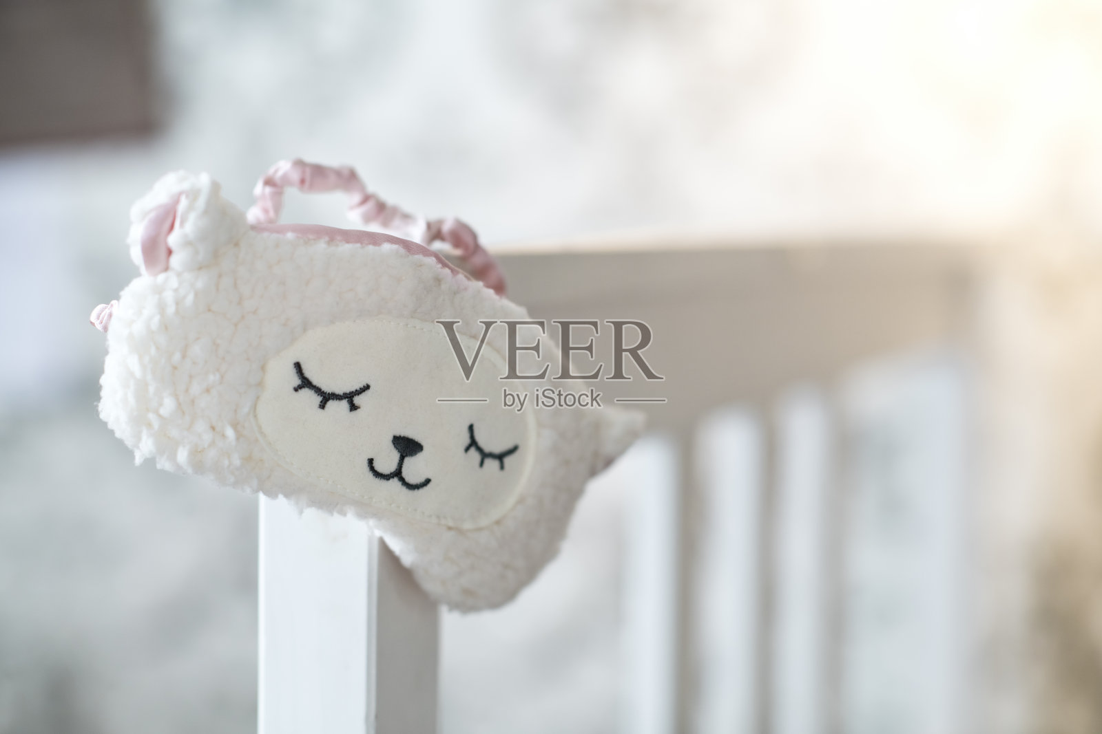 卧室床上挂着睡眠面罩照片摄影图片