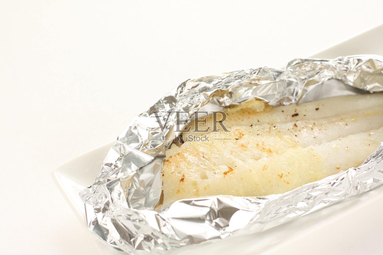 用铝箔包裹的比目鱼用于健康烹调照片摄影图片